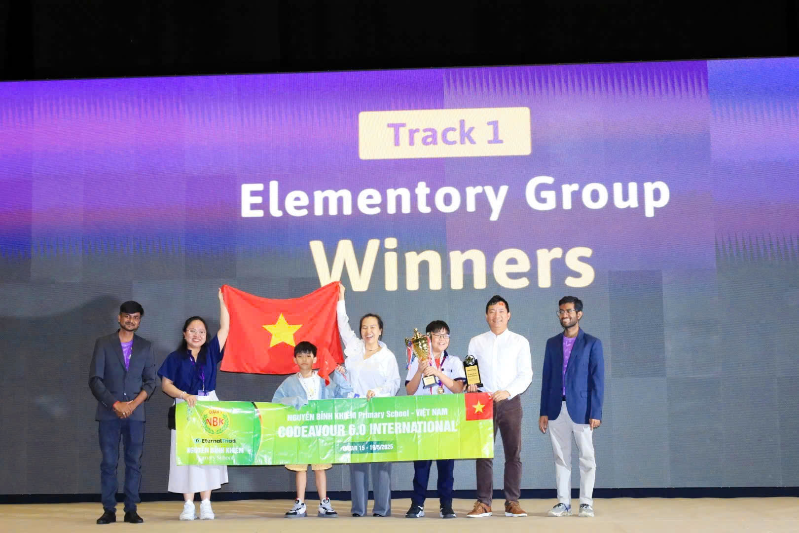 El proyecto de dos estudiantes de Ciudad Ho Chi Minh ganó el primer premio en el concurso internacional de programación Codeavour 6.0 - Foto 3. Dự án của 2 học sinh TP HCM đoạt giải nhất lập trình quốc tế Codeavour 6.0- Ảnh 3.
