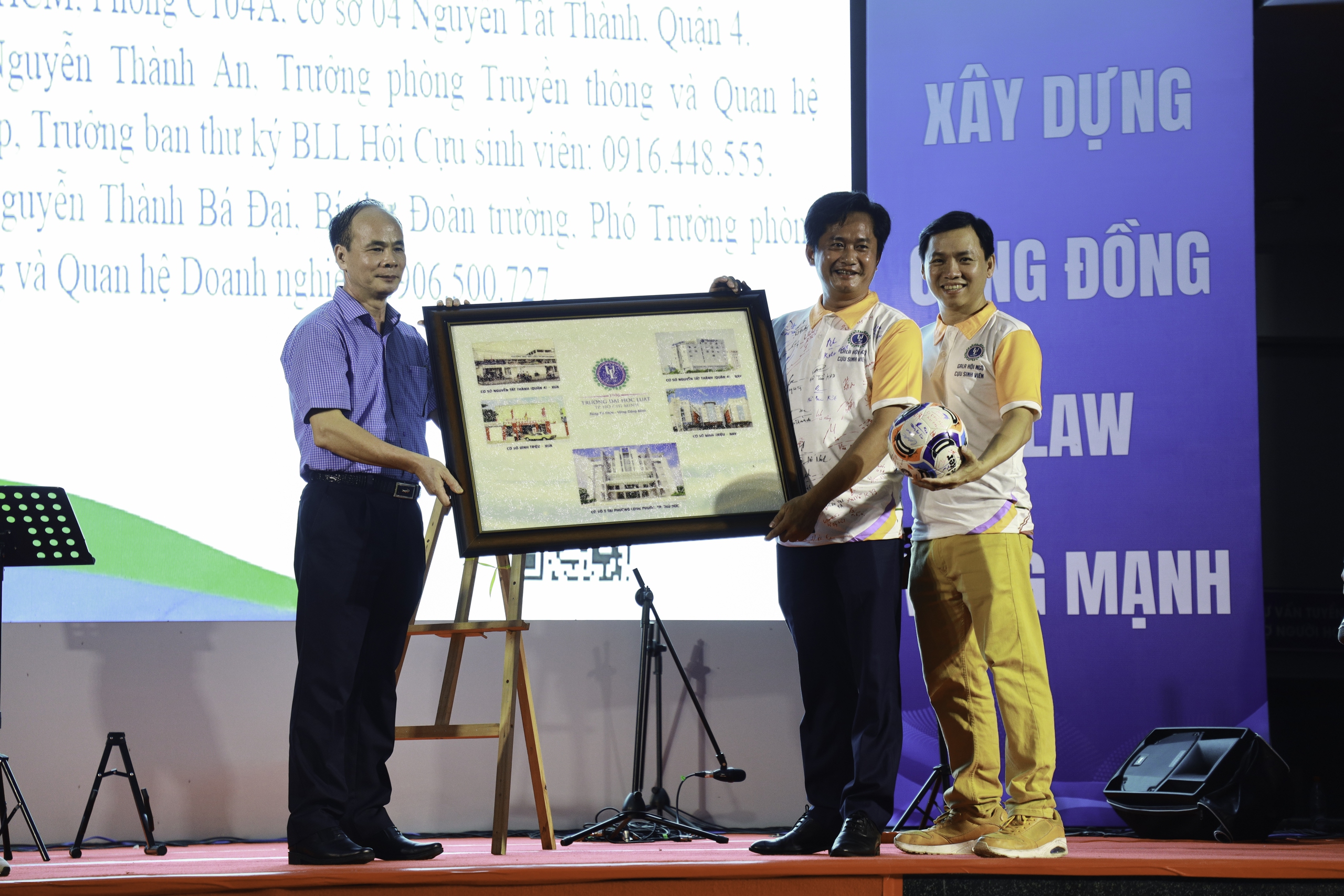 卒業生がオークションに参加し、大学に3億ドン以上を寄付 - 写真1。 Cựu sinh viên tham gia đấu giá, đóng góp hơn 300 triệu đồng cho trường ĐH- Ảnh 1.