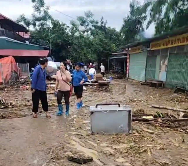 Mưa lớn làm 4 người chết, 3 người bị thương
- Ảnh 1. Mưa lớn làm 4 người chết, 3 người bị thương
- Ảnh 1.