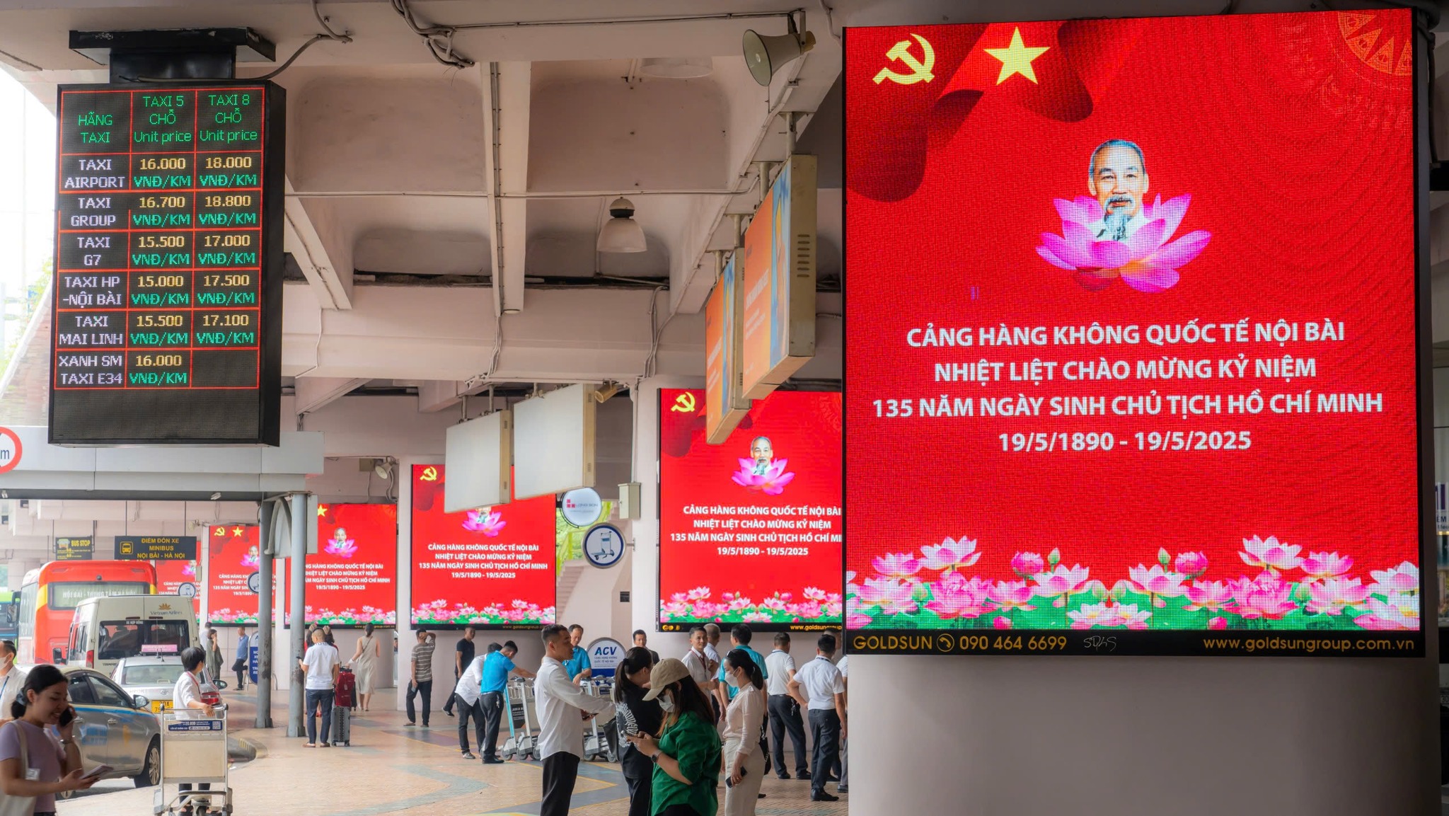 Hình ảnh Bác Hồ tràn ngập tại sân bay Nội Bài - Ảnh 2.