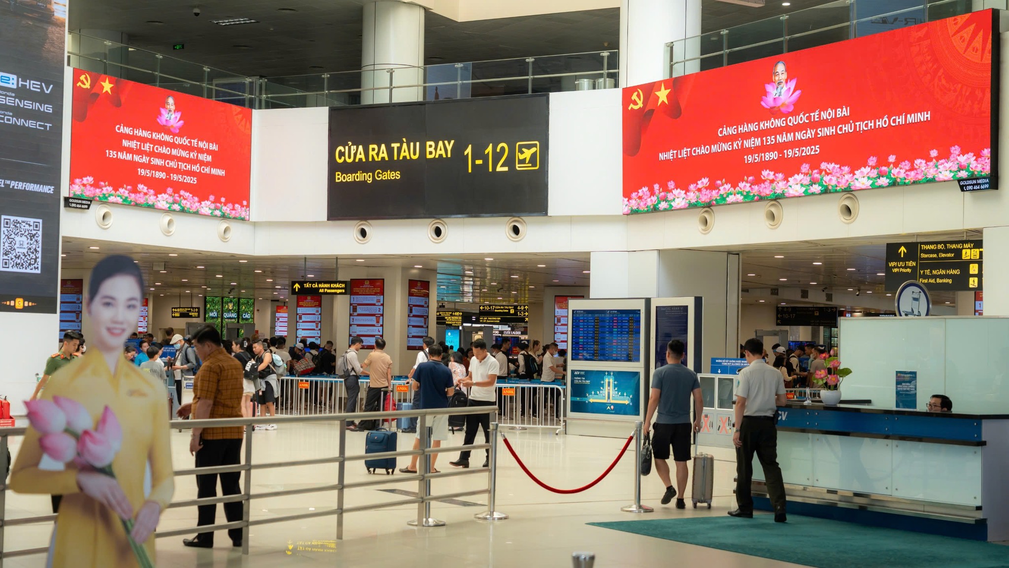 Hình ảnh Bác Hồ tràn ngập tại sân bay Nội Bài - Ảnh 3.