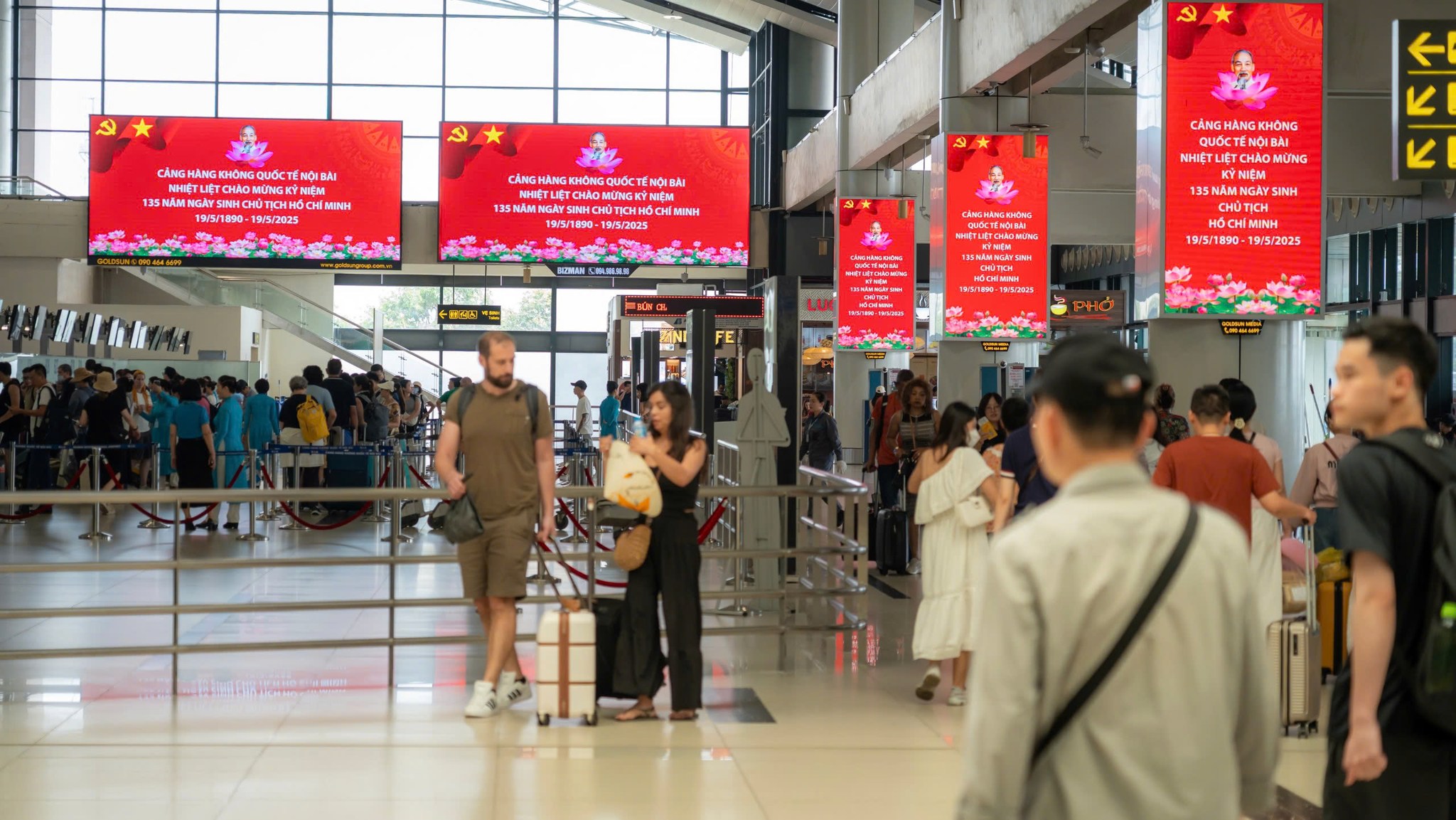 Hình ảnh Bác Hồ tràn ngập tại sân bay Nội Bài - Ảnh 5.