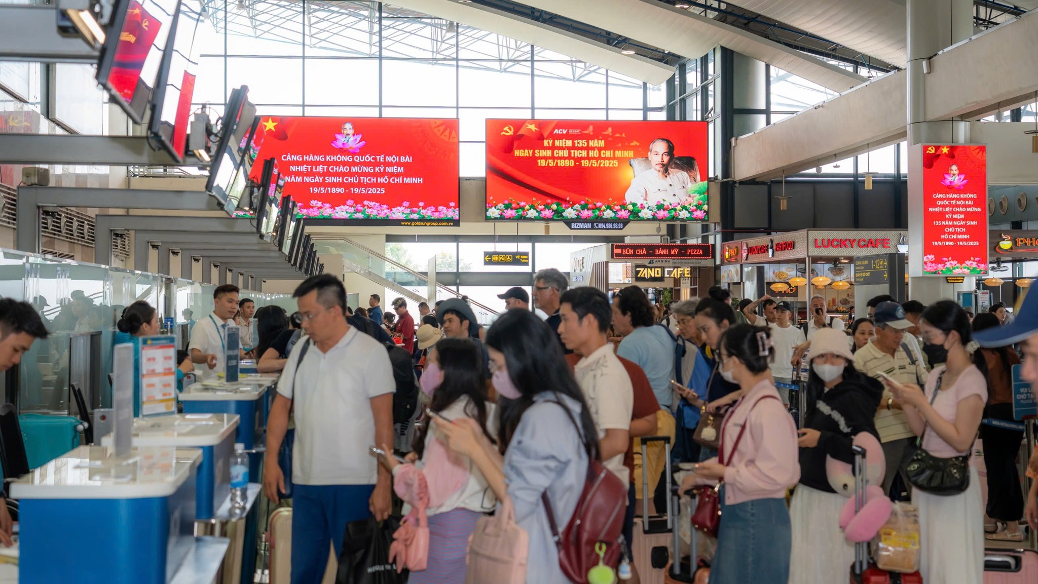 Hình ảnh Bác Hồ tràn ngập tại sân bay Nội Bài - Ảnh 6.