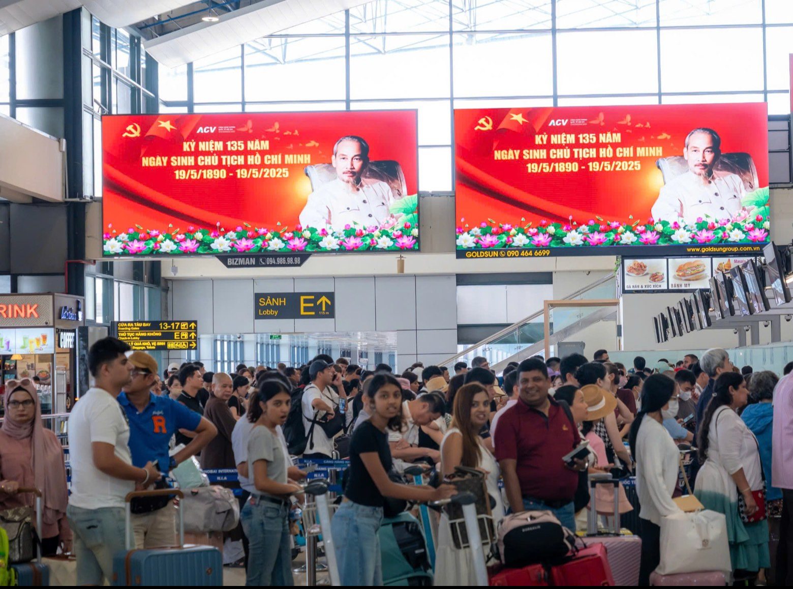 Hình ảnh Bác Hồ tràn ngập tại sân bay Nội Bài - Ảnh 1.