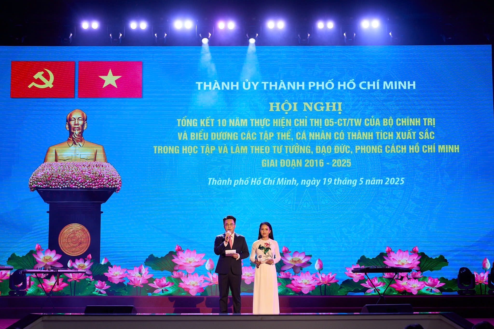 MC Tan Tai, Quynh Tram - Das Duo, das einen wunderschönen Eindruck hinterließ - Foto 2. MC Tấn Tài, Quỳnh Trâm – Bộ đôi tạo dấu ấn đẹp- Ảnh 2.