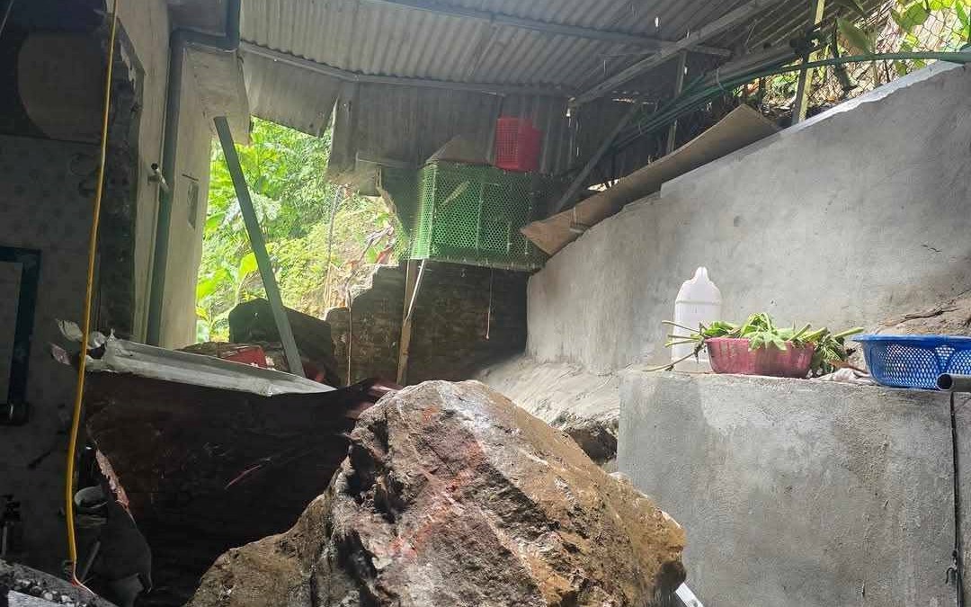 Công an Đắk Lắk điều tra vụ hòn đá lăn đè 2 cháu bé thương vong - Ảnh 1.