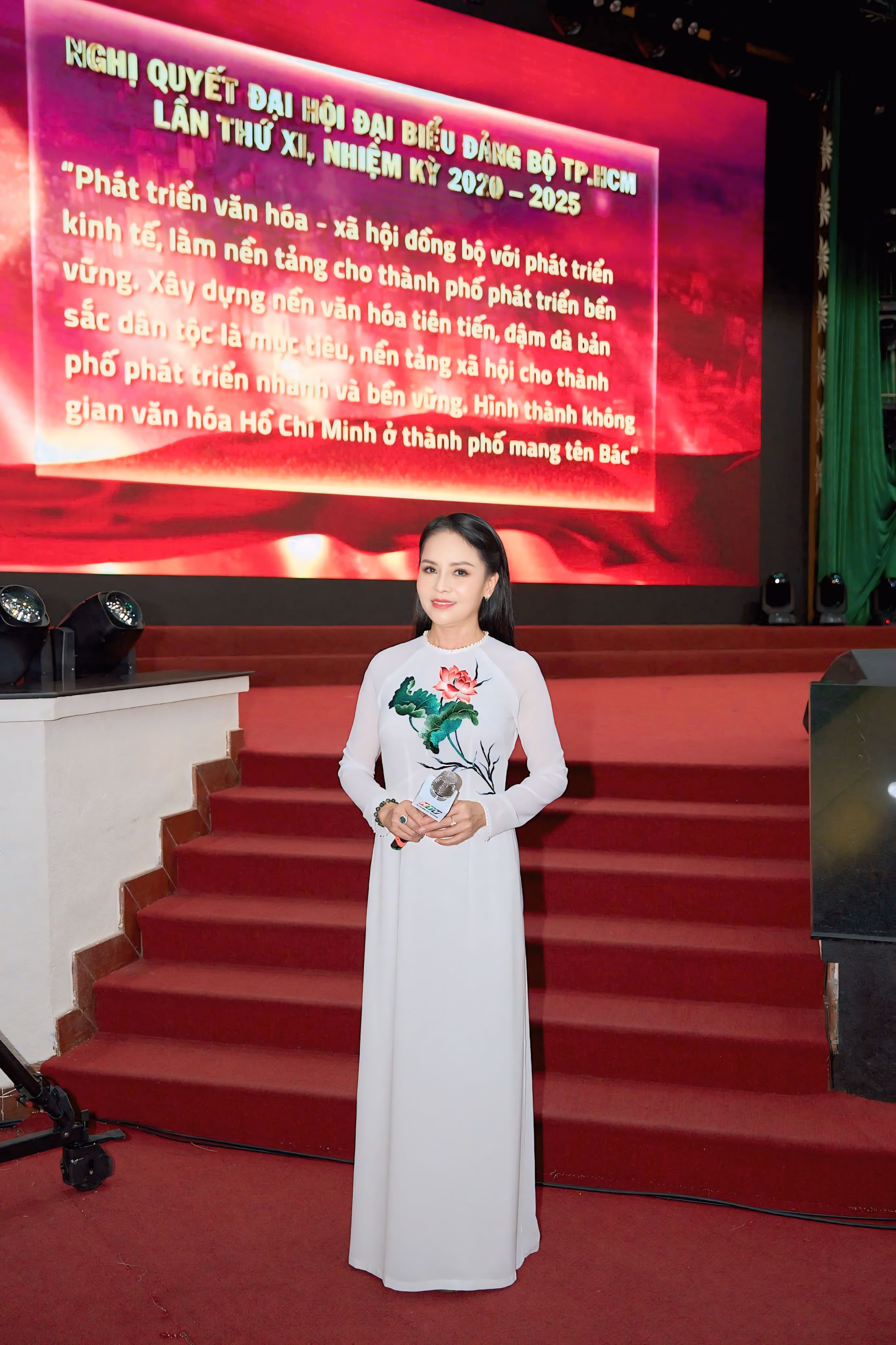 MC Tan Tai, Quynh Tram - Das Duo, das einen wunderschönen Eindruck hinterließ - Foto 3. MC Tấn Tài, Quỳnh Trâm – Bộ đôi tạo dấu ấn đẹp- Ảnh 3.