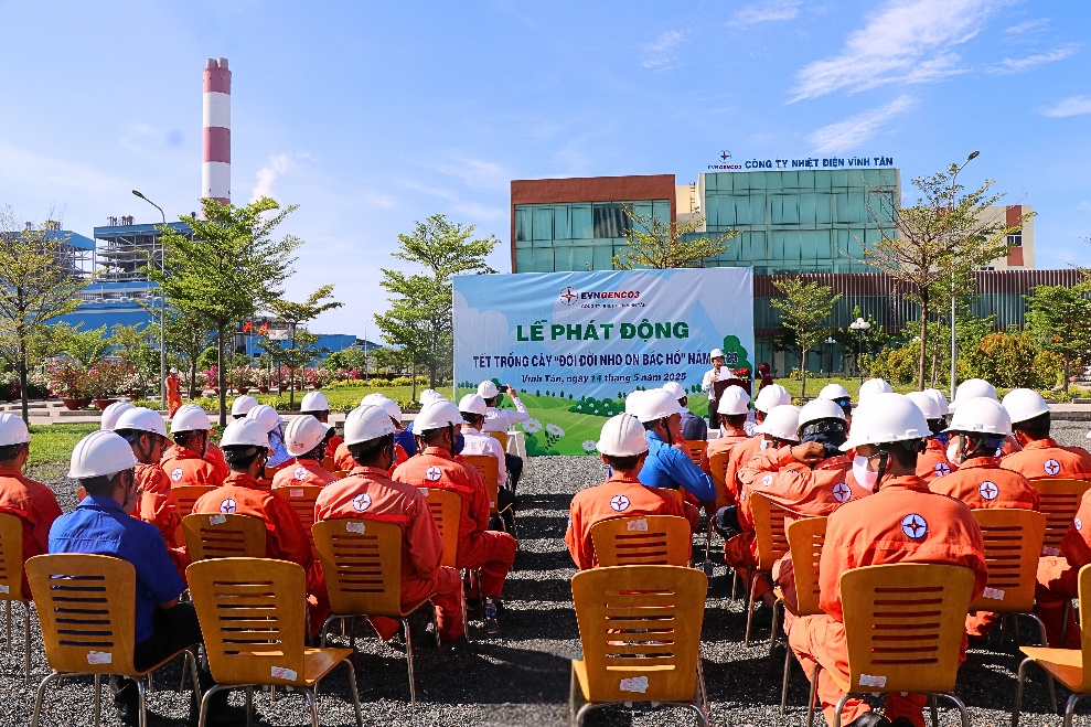 Vĩnh Tân 2 phủ xanh thêm hơn 300 cây nhân dịp Tết trồng cây năm 2025- Ảnh 1. Vĩnh Tân 2 phủ xanh thêm hơn 300 cây nhân dịp Tết trồng cây năm 2025- Ảnh 1.