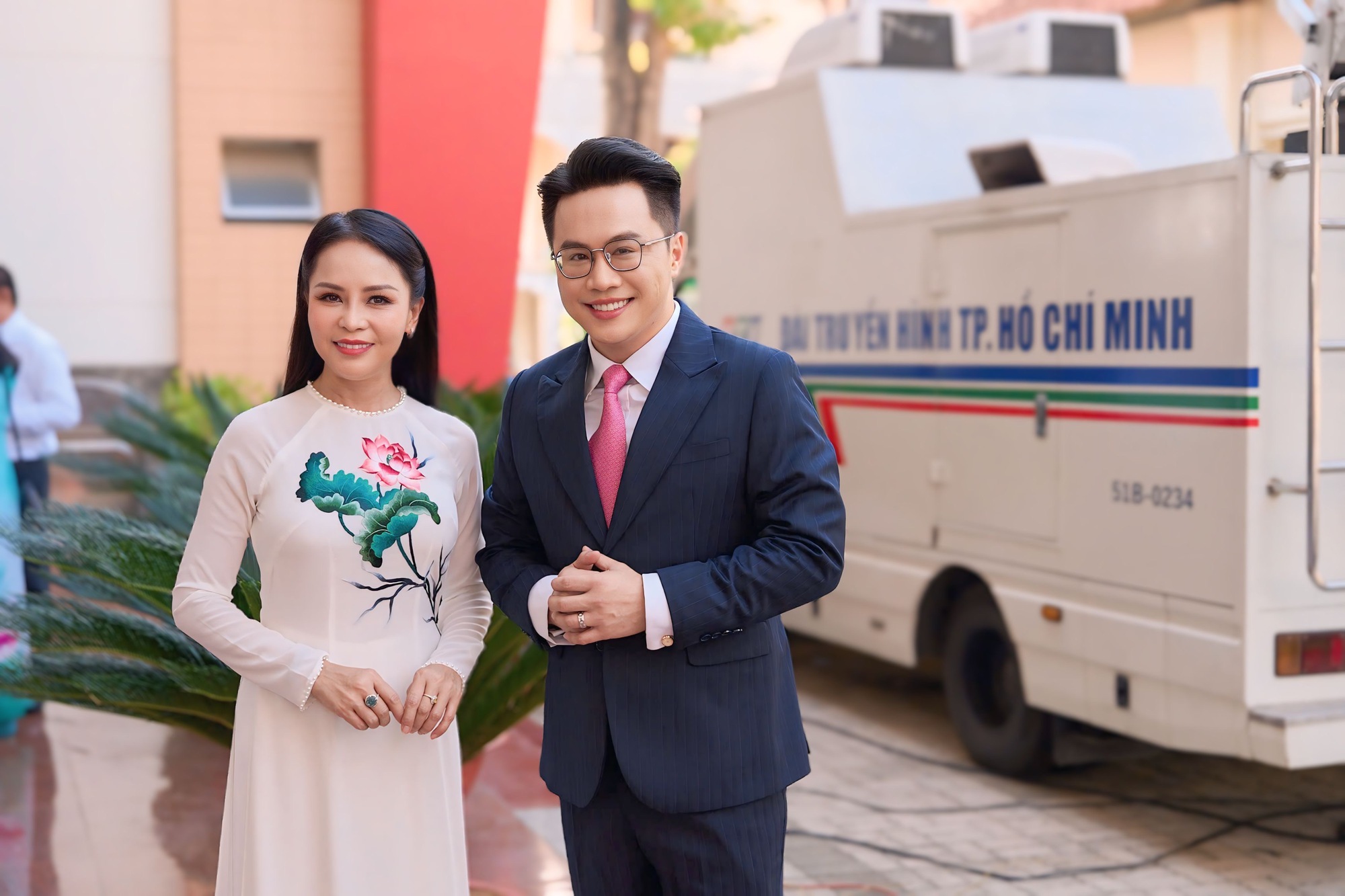 MC Tan Tai, Quynh Tram - Das Duo, das einen wunderschönen Eindruck hinterließ - Foto 1. MC Tấn Tài, Quỳnh Trâm – Bộ đôi tạo dấu ấn đẹp- Ảnh 1.