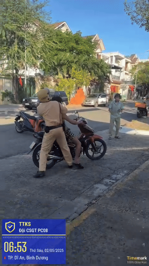 Clip ghi lại cảnh kinh hãi, người đàn ông chạy xe máy cầm rựa “múa” loạn xạ trên đường- Ảnh 1. Clip ghi lại cảnh kinh hãi, người đàn ông chạy xe máy cầm rựa “múa” loạn xạ trên đường- Ảnh 1.