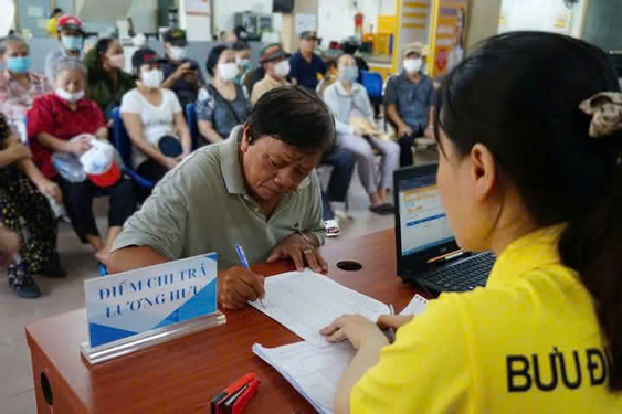 Hoàn thành chi trả lương hưu, trợ cấp BHXH tháng 5 - Ảnh 1. Hoàn thành chi trả lương hưu, trợ cấp BHXH tháng 5 - Ảnh 1.