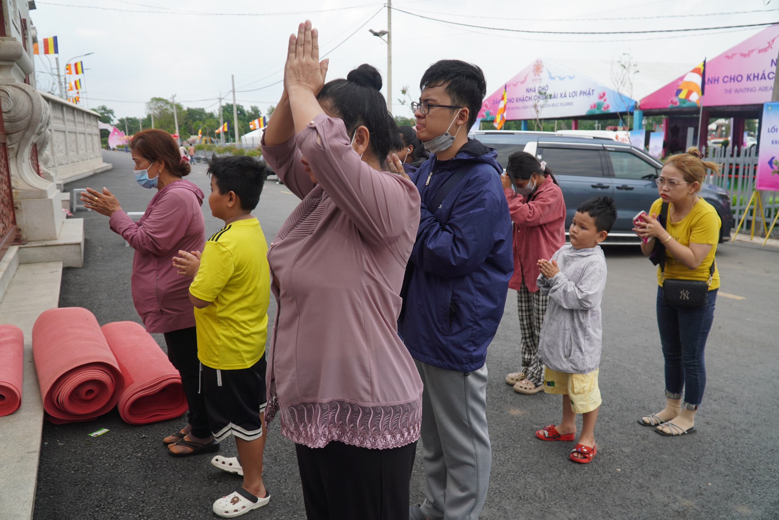 Người dân đội nắng, mong được chiêm bái Xá lợi Đức Phật tại chùa Thanh Tâm- Ảnh 1. Người dân đội nắng, mong được chiêm bái Xá lợi Đức Phật tại chùa Thanh Tâm- Ảnh 1.