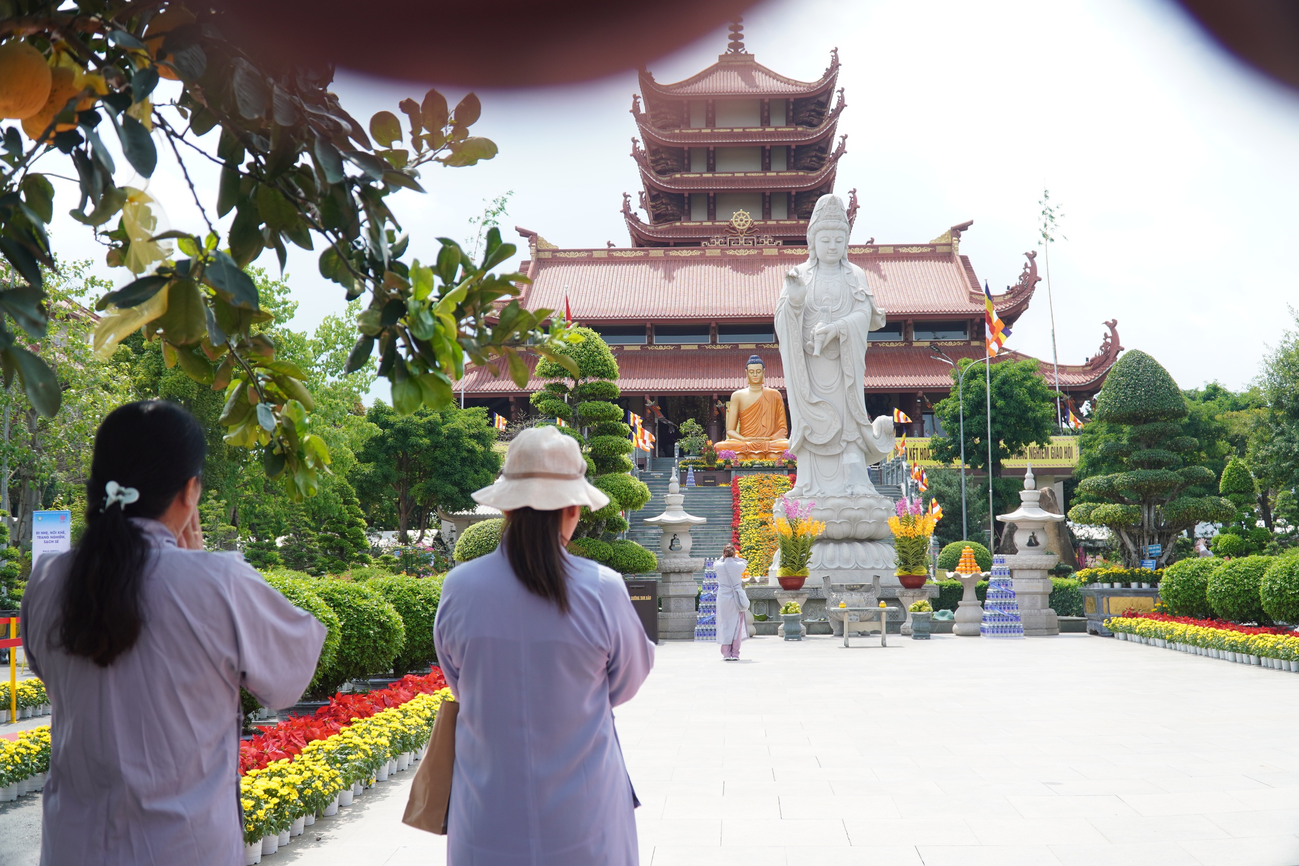 Người dân đội nắng, mong được chiêm bái Xá lợi Đức Phật tại chùa Thanh Tâm- Ảnh 7. Người dân đội nắng, mong được chiêm bái Xá lợi Đức Phật tại chùa Thanh Tâm- Ảnh 7.