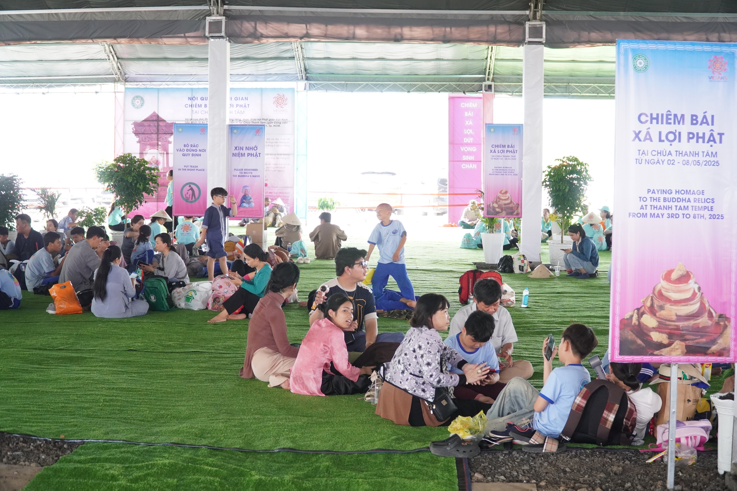 Người dân đội nắng, mong được chiêm bái Xá lợi Đức Phật tại chùa Thanh Tâm- Ảnh 8. Người dân đội nắng, mong được chiêm bái Xá lợi Đức Phật tại chùa Thanh Tâm- Ảnh 8.