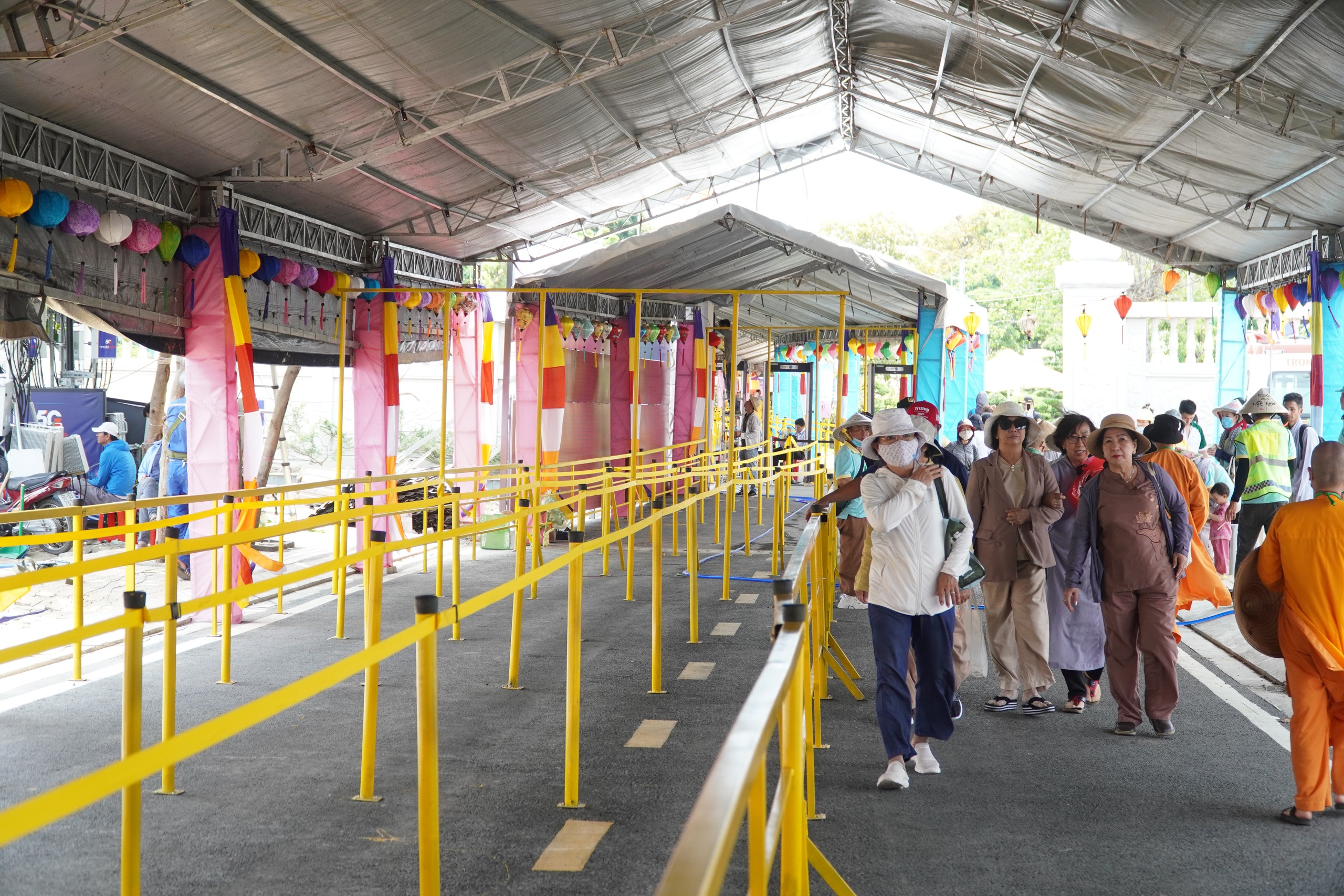 Người dân đội nắng, mong được chiêm bái Xá lợi Đức Phật tại chùa Thanh Tâm- Ảnh 9. Người dân đội nắng, mong được chiêm bái Xá lợi Đức Phật tại chùa Thanh Tâm- Ảnh 9.