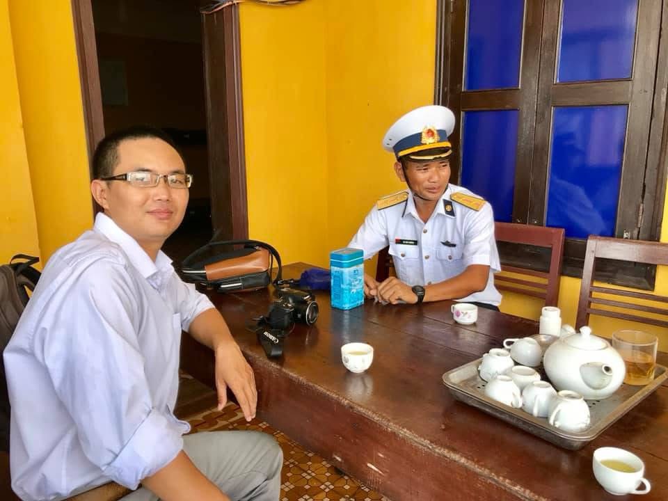 Une tasse de thé fort au milieu du vent salé - Photo 1. Ly trà đặc giữa bốn bề gió muối - Ảnh 1.