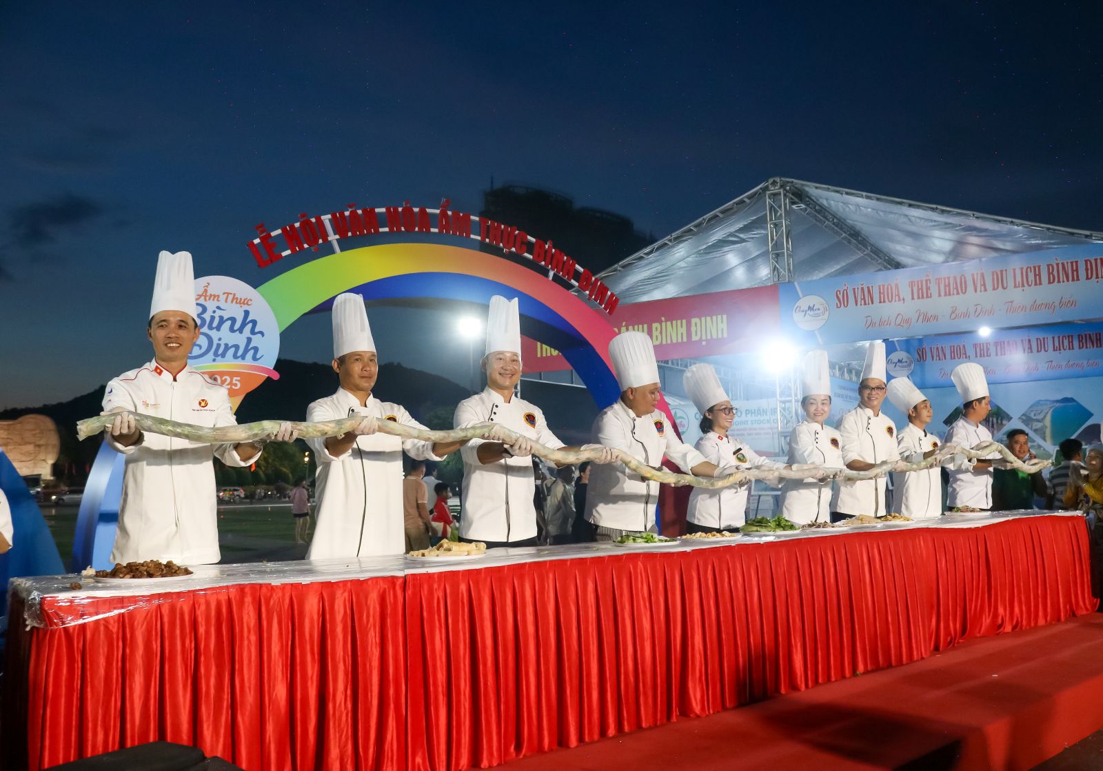 Hàng ngàn món ăn hội tụ tại Lễ hội Văn hóa Ẩm thực Bình Định 2025- Ảnh 7. Hàng ngàn món ăn hội tụ tại Lễ hội Văn hóa Ẩm thực Bình Định 2025 - Ảnh 7.