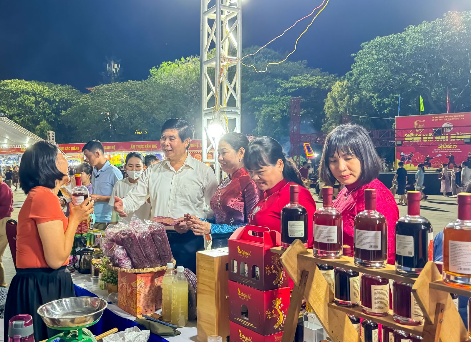 Hàng ngàn món ăn hội tụ tại Lễ hội Văn hóa Ẩm thực Bình Định 2025- Ảnh 4. Hàng ngàn món ăn hội tụ tại Lễ hội Văn hóa Ẩm thực Bình Định 2025 - Ảnh 4.