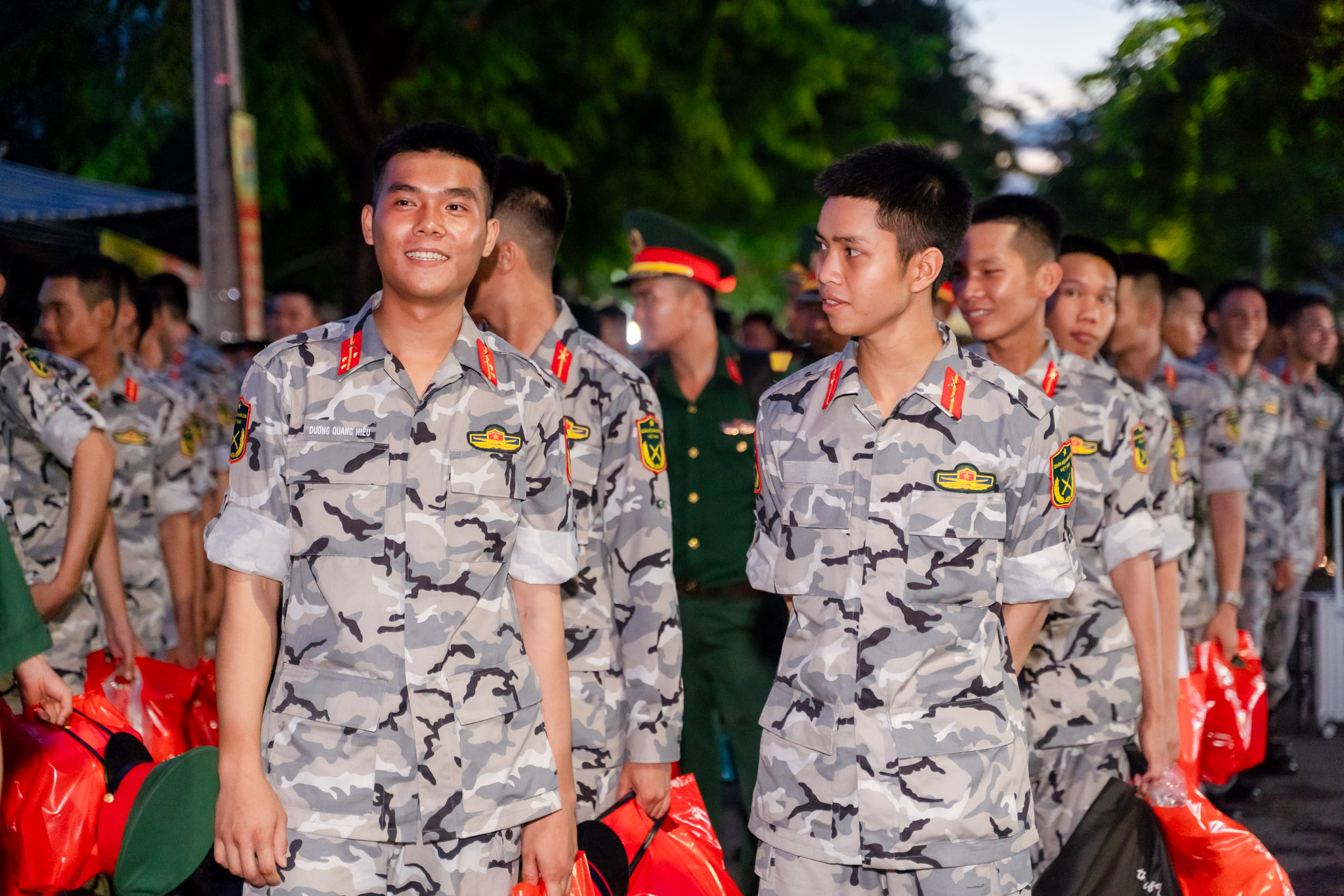 Khối diễu binh A50 tạm biệt TP HCM: "Tình cảm của bà con làm chúng tôi rất xúc động!"- Ảnh 29. Khối diễu binh A50 tạm biệt TP HCM: "Tình cảm của bà con làm chúng tôi rất xúc động!"- Ảnh 29.