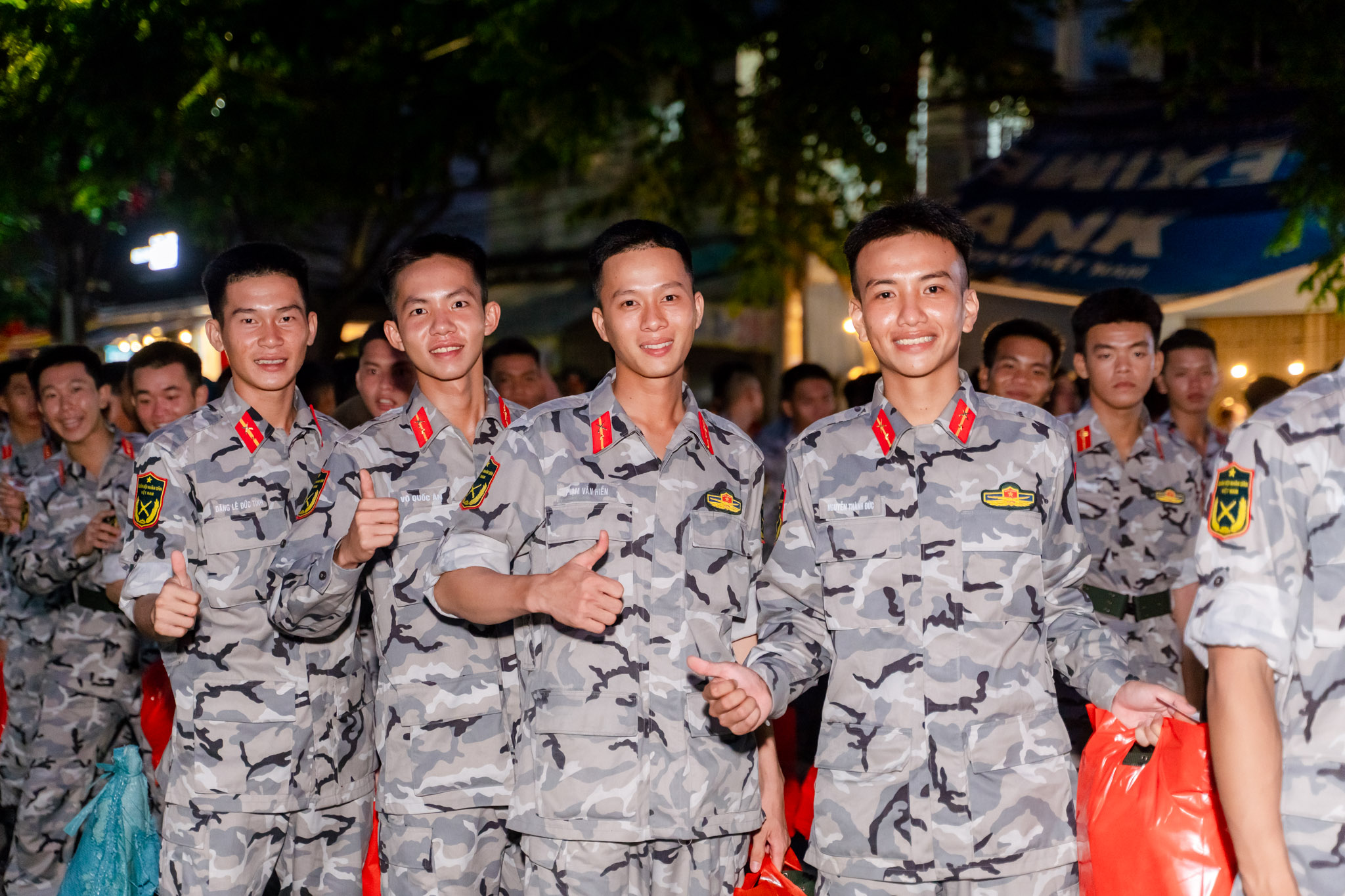 Khối diễu binh A50 tạm biệt TP HCM: "Tình cảm của bà con làm chúng tôi rất xúc động!"- Ảnh 28. Khối diễu binh A50 tạm biệt TP HCM: "Tình cảm của bà con làm chúng tôi rất xúc động!"- Ảnh 28.