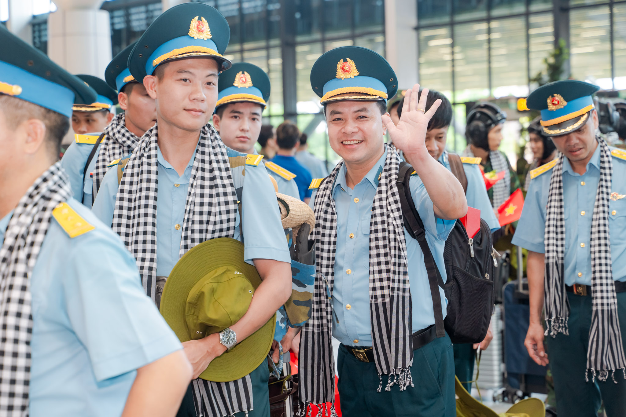 Khối diễu binh A50 tạm biệt TP HCM: "Tình cảm của bà con làm chúng tôi rất xúc động!"- Ảnh 33. Khối diễu binh A50 tạm biệt TP HCM: "Tình cảm của bà con làm chúng tôi rất xúc động!"- Ảnh 33.