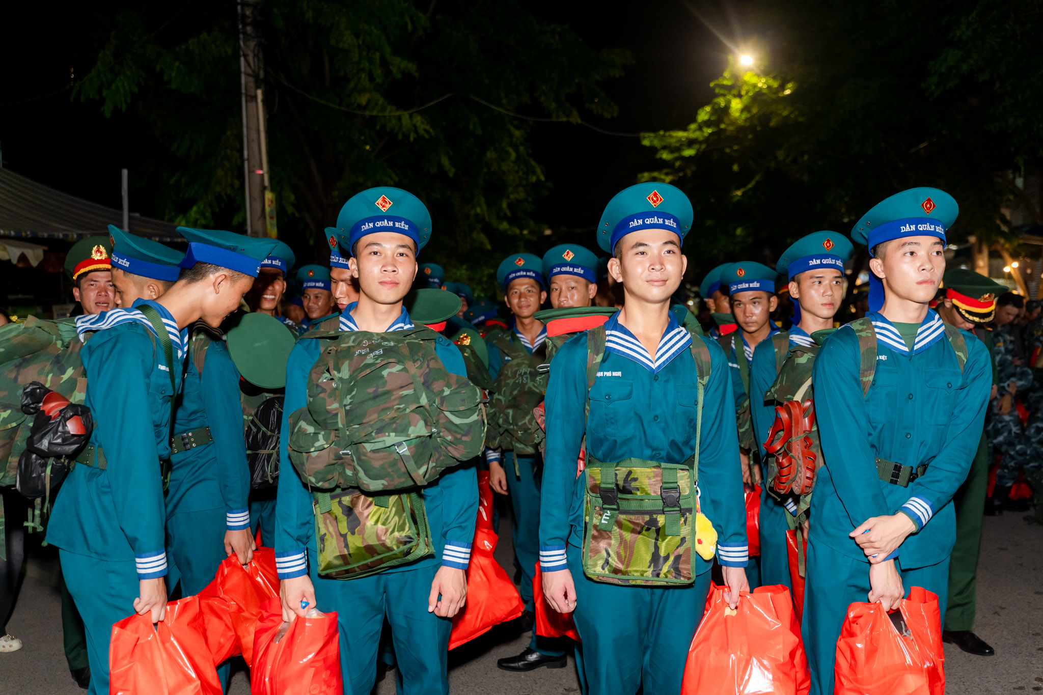 Khối diễu binh A50 tạm biệt TP HCM: "Tình cảm của bà con làm chúng tôi rất xúc động!"- Ảnh 27. Khối diễu binh A50 tạm biệt TP HCM: "Tình cảm của bà con làm chúng tôi rất xúc động!"- Ảnh 27.