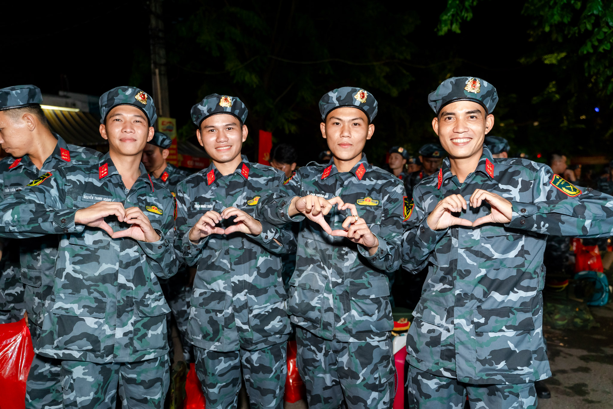 Khối diễu binh A50 tạm biệt TP HCM: "Tình cảm của bà con làm chúng tôi rất xúc động!"- Ảnh 32. Khối diễu binh A50 tạm biệt TP HCM: "Tình cảm của bà con làm chúng tôi rất xúc động!"- Ảnh 32.