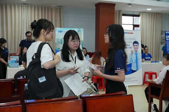 Công chức trẻ tự tin với công việc mới - Ảnh 1. Công chức trẻ tự tin với công việc mới - Ảnh 1.