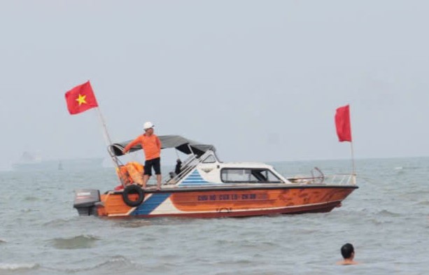 Đi ô tô tới tắm biển Cửa Lò lúc sáng sớm, đôi nam nữ trẻ tuổi tử vong- Ảnh 1. Đi ô tô tới tắm biển Cửa Lò lúc sáng sớm, đôi nam nữ trẻ tuổi tử vong- Ảnh 1.