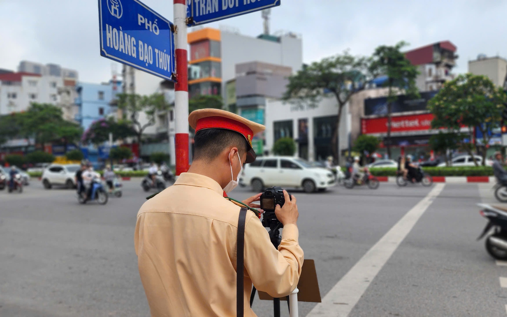 CSGT đặt máy ghi hình, nhiều tài xế xe máy vượt đèn đỏ, đi lên vỉa hè bị phạt nguội