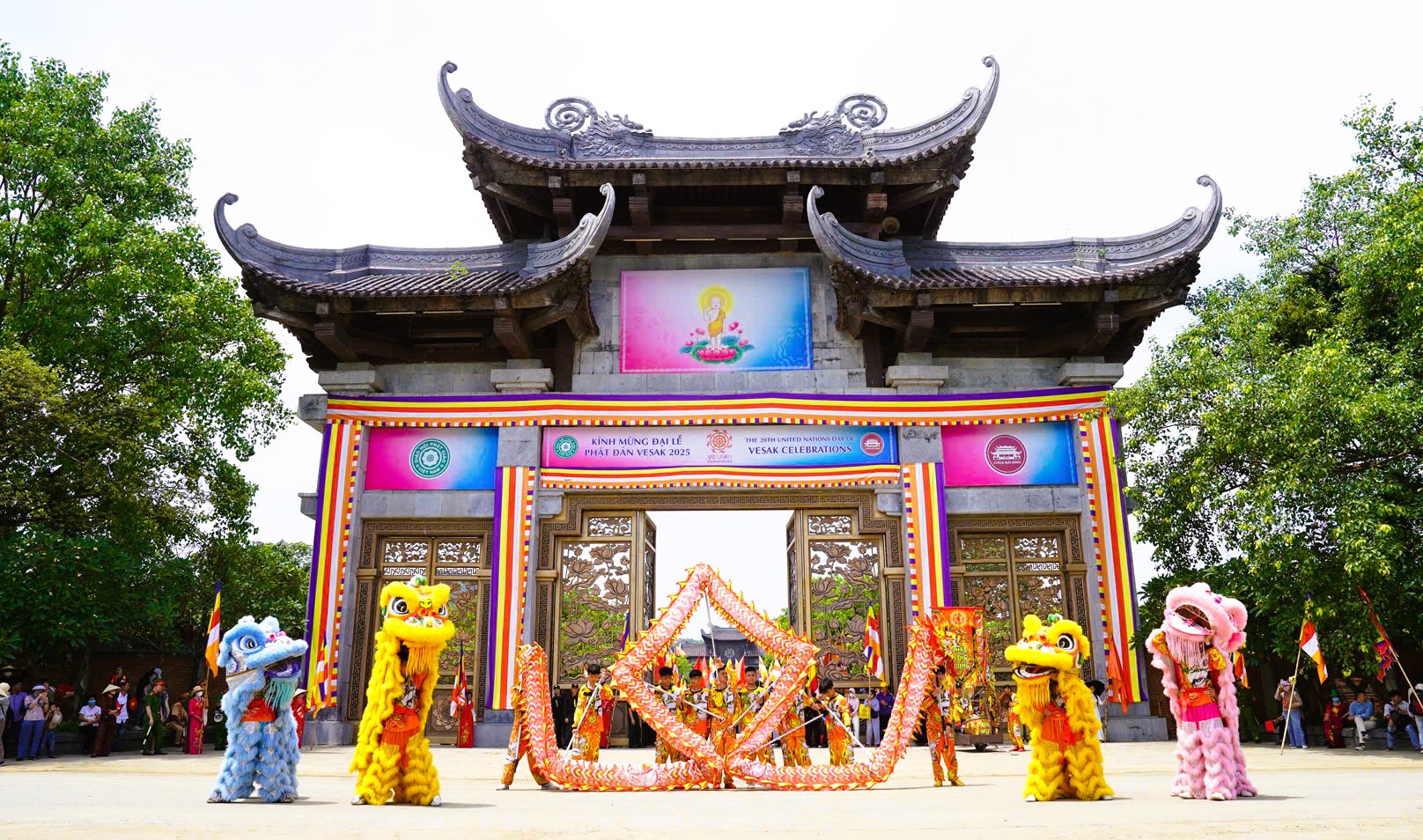 Mii de oameni au înfruntat soarele pentru a duce relicvele lui Buddha la Pagoda Bai Dinh - Fotografia 5. Hàng ngàn người đội nắng cung rước xá lợi Đức Phật về chùa Bái Đính- Ảnh 5.