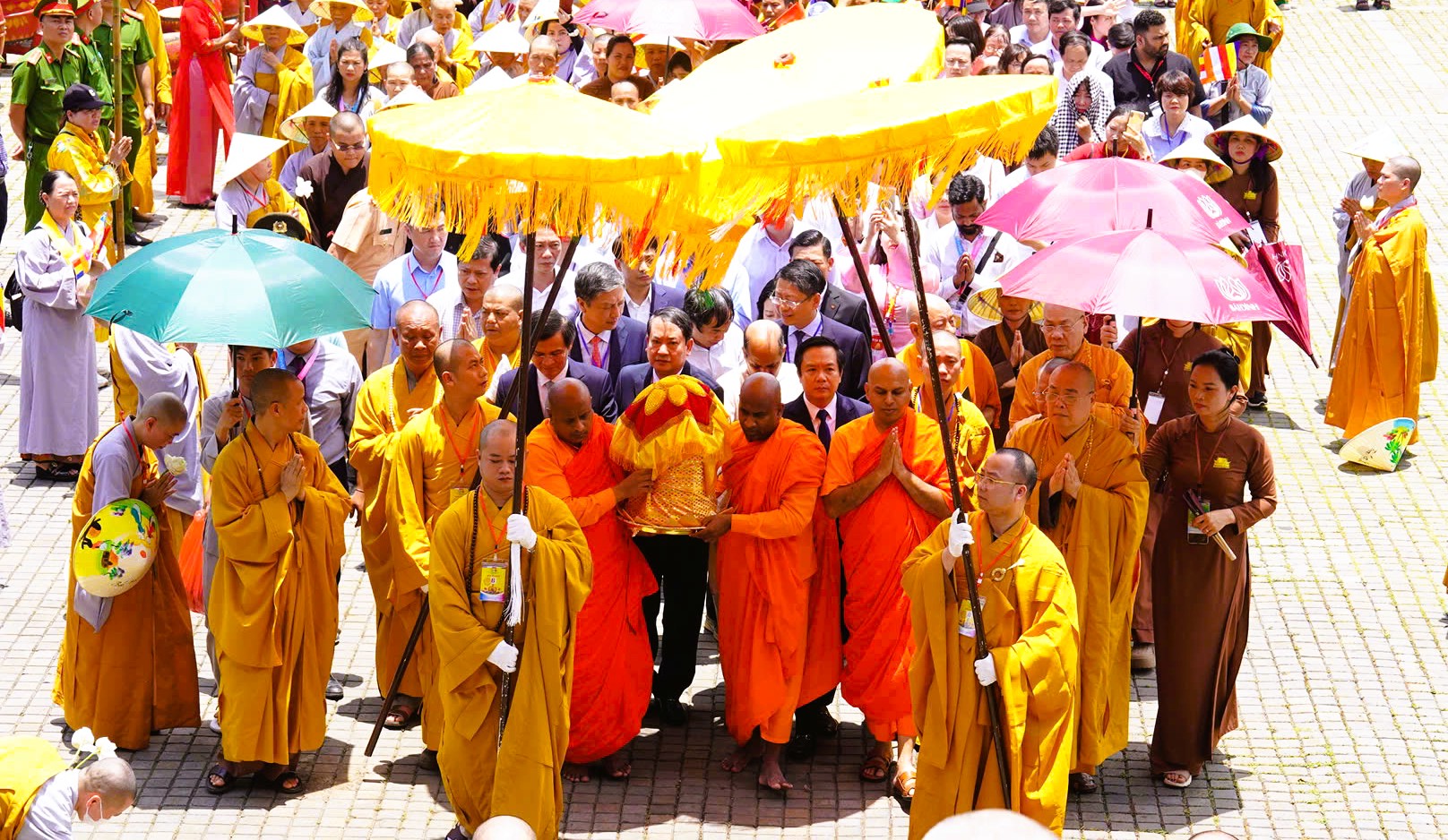 Mii de oameni au înfruntat soarele pentru a duce relicvele lui Buddha la Pagoda Bai Dinh - Fotografia 11. Hàng ngàn người đội nắng cung rước xá lợi Đức Phật về chùa Bái Đính- Ảnh 11.