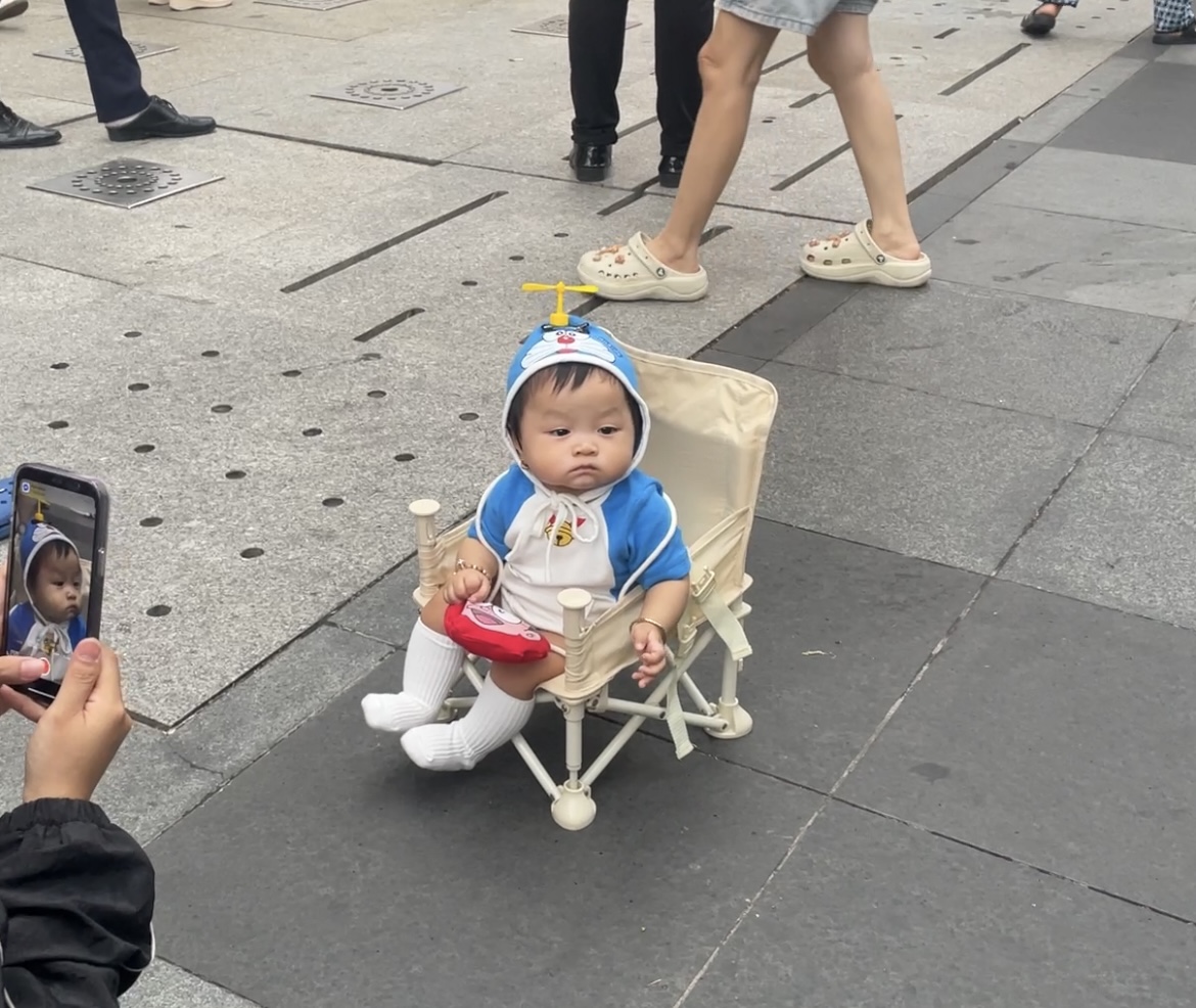 Doraemon "đổ bộ" Landmark 81: Người dân xếp hàng check-in cùng mèo máy - Ảnh 6.