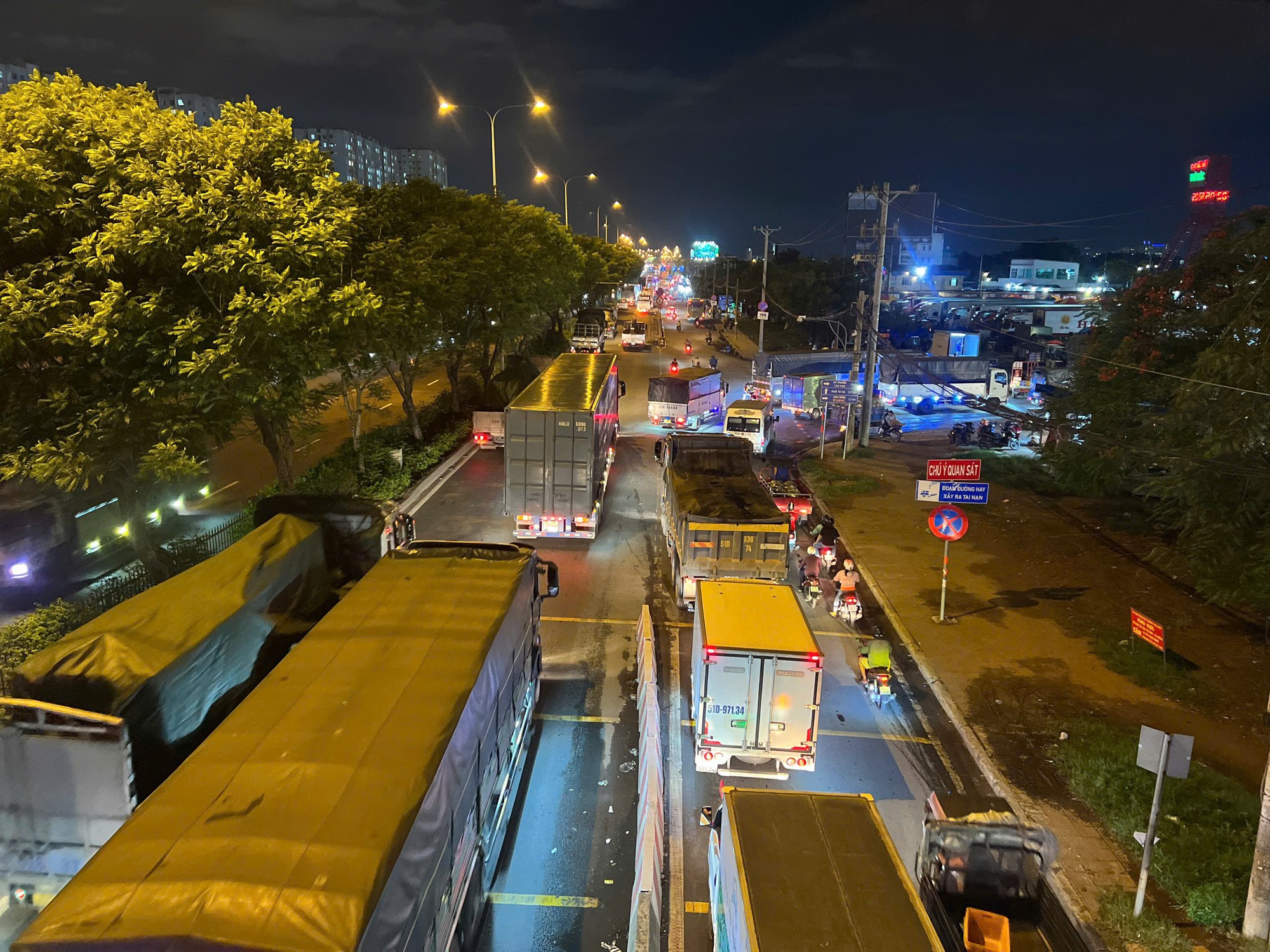 Ùn ứ giao thông nhiều km do ảnh hưởng tai nạn giao thông nghiêm trọng ở Thủ Đức- Ảnh 4.