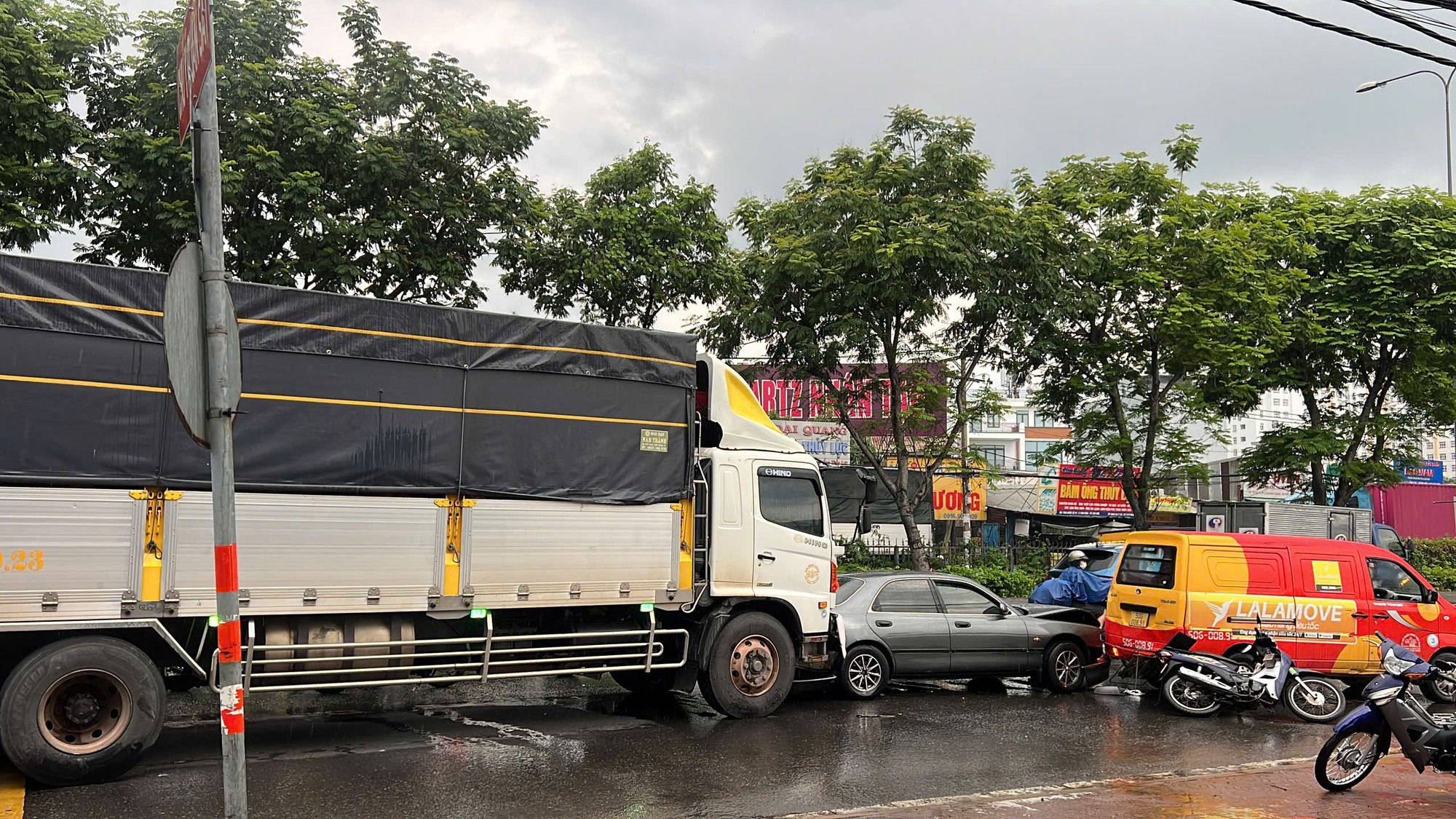 Ùn ứ giao thông nhiều km do ảnh hưởng tai nạn giao thông nghiêm trọng ở Thủ Đức- Ảnh 1.