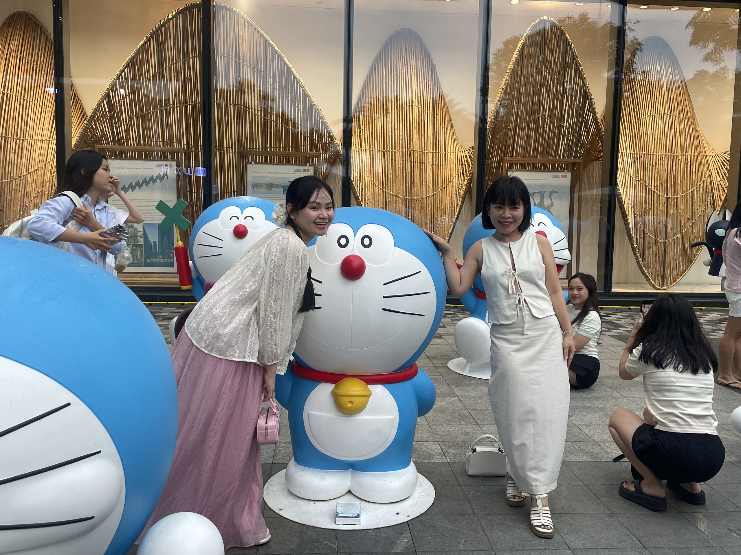 Doraemon "đổ bộ" Landmark 81: Người dân xếp hàng check-in cùng mèo máy - Ảnh 2.