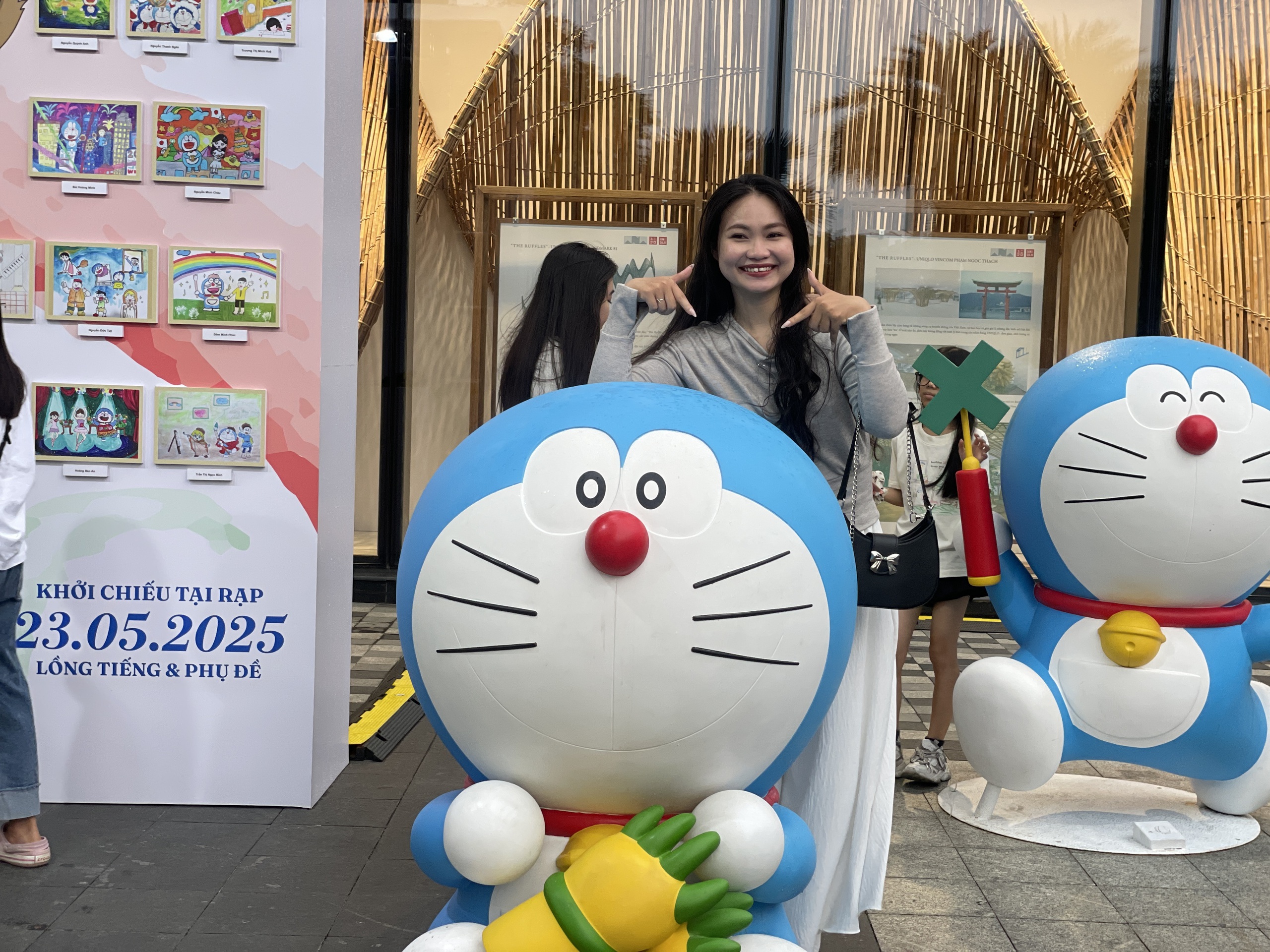 Doraemon "đổ bộ" Landmark 81: Người dân xếp hàng check-in cùng mèo máy - Ảnh 3.