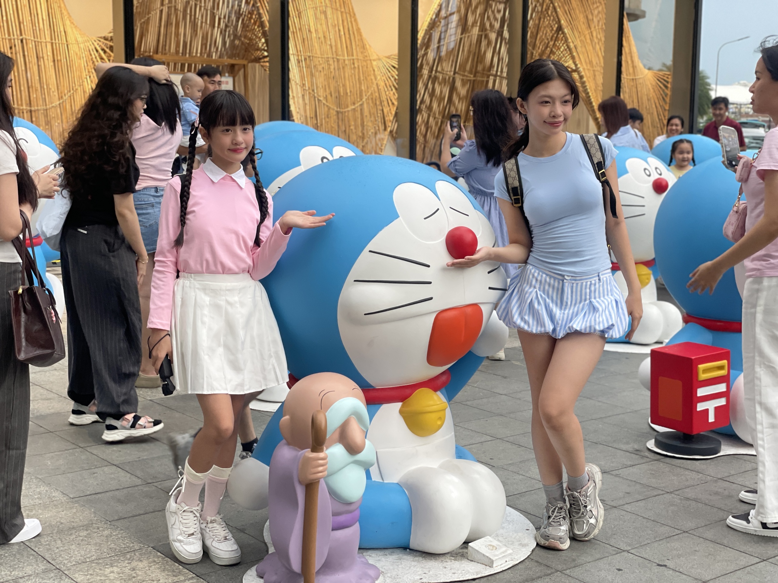 Doraemon "đổ bộ" Landmark 81: Người dân xếp hàng check-in cùng mèo máy - Ảnh 1.