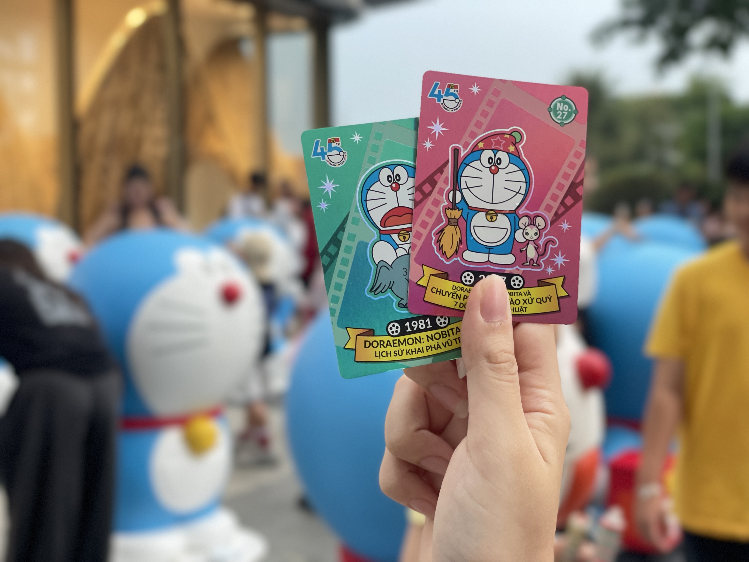 Doraemon "đổ bộ" Landmark 81: Người dân xếp hàng check-in cùng mèo máy - Ảnh 4.