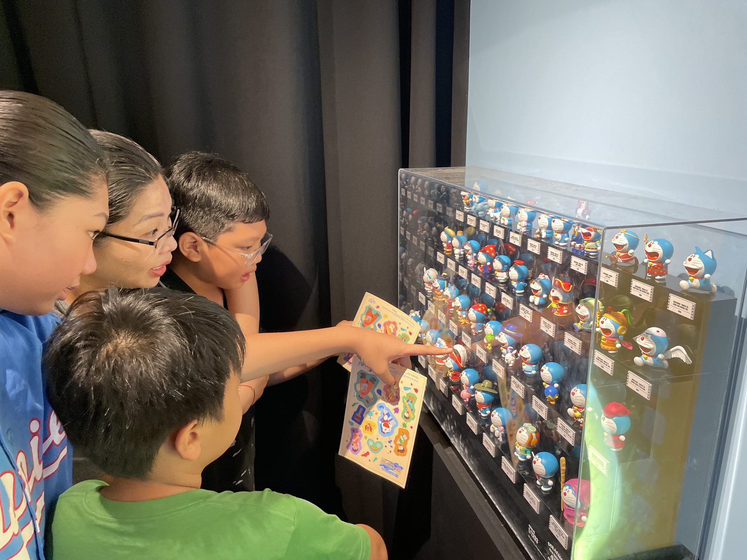 Doraemon "đổ bộ" Landmark 81: Người dân xếp hàng check-in cùng mèo máy - Ảnh 5.