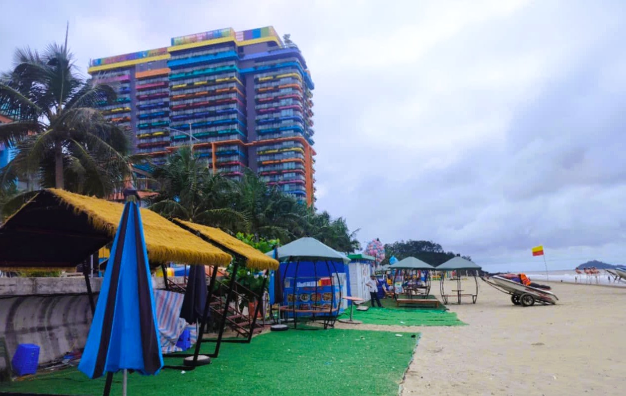 Chính quyền vào cuộc, lều quán vẫn tràn lan ở bãi biển nổi tiếng Thanh Hóa- Ảnh 1. Chính quyền vào cuộc, lều quán vẫn tràn lan ở bãi biển nổi tiếng Thanh Hóa- Ảnh 1.
