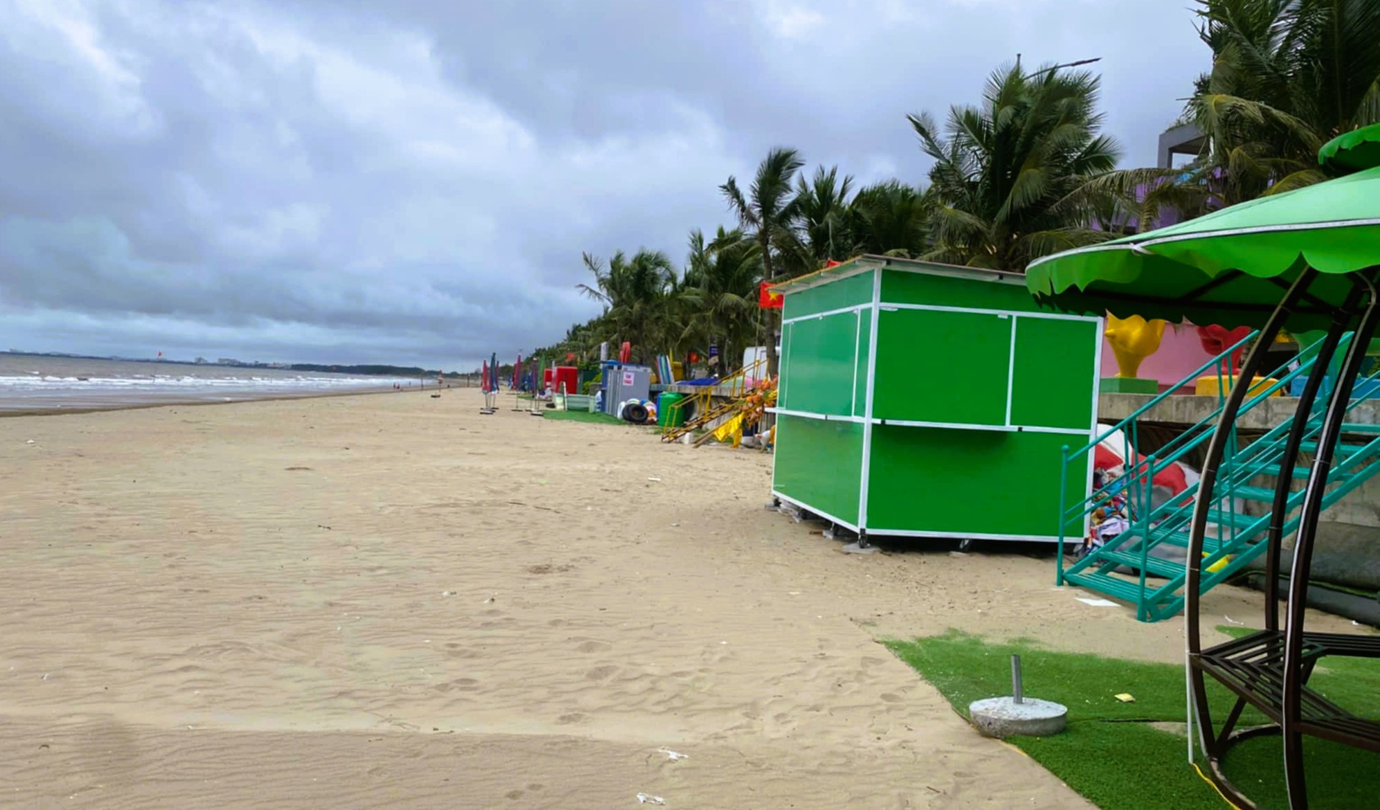 Chính quyền vào cuộc, lều quán vẫn tràn lan ở bãi biển nổi tiếng Thanh Hóa- Ảnh 6. Chính quyền vào cuộc, lều quán vẫn tràn lan ở bãi biển nổi tiếng Thanh Hóa- Ảnh 6.