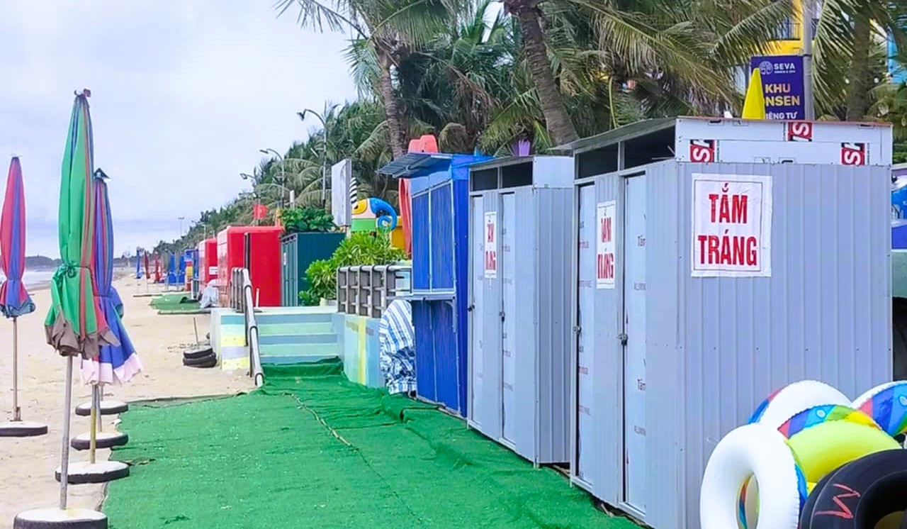 Chính quyền vào cuộc, lều quán vẫn tràn lan ở bãi biển nổi tiếng Thanh Hóa- Ảnh 9. Chính quyền vào cuộc, lều quán vẫn tràn lan ở bãi biển nổi tiếng Thanh Hóa- Ảnh 9.