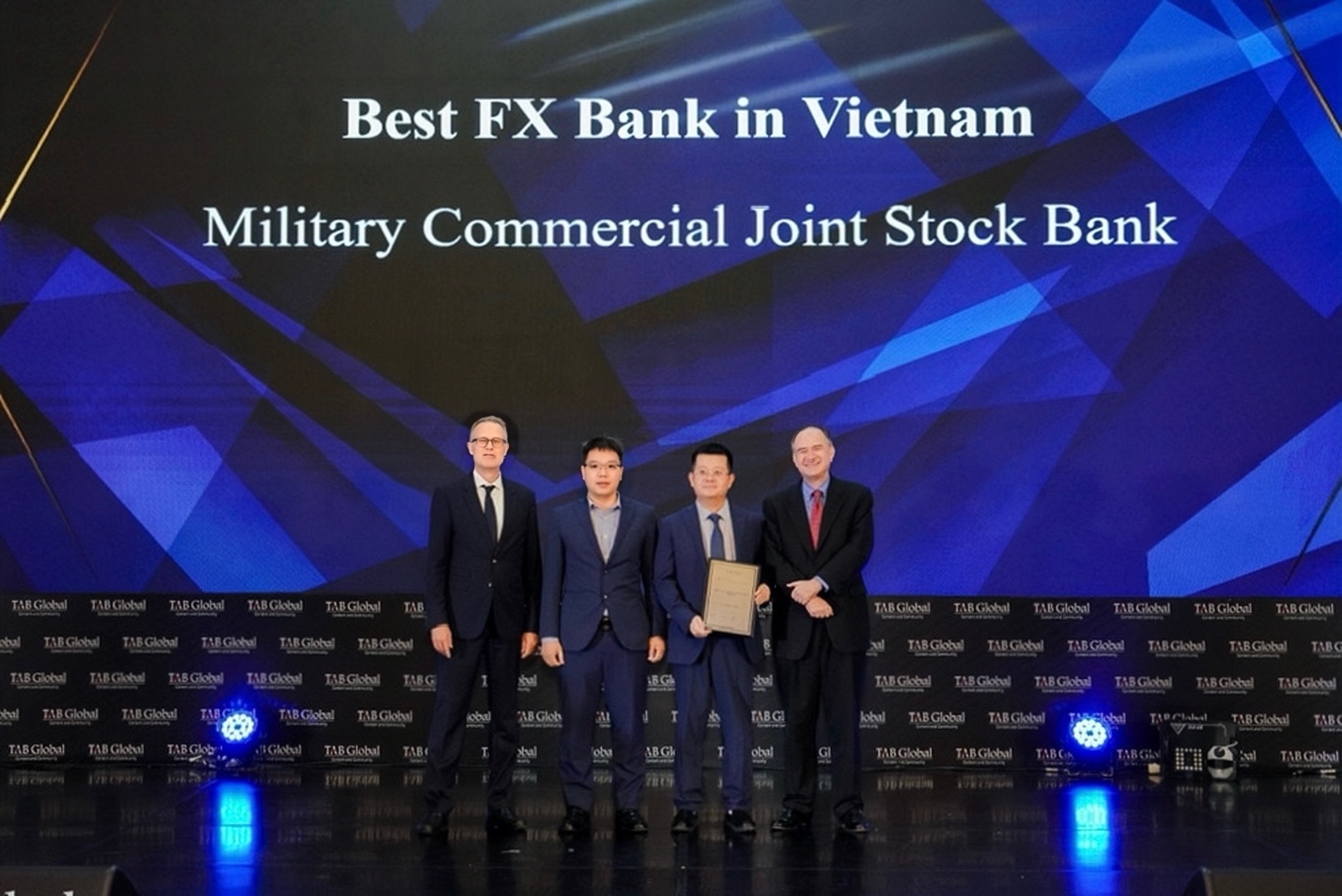 MB hai năm liên tiếp nhận danh hiệu “Ngân hàng ngoại hối tốt nhất Việt Nam” từ The Asian Banker- Ảnh 1. MB hai năm liên tiếp nhận danh hiệu “Ngân hàng ngoại hối tốt nhất Việt Nam” từ The Asian Banker- Ảnh 1.