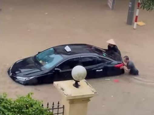 VIDEO: Mưa lớn, đẩy ô tô ngập trong biển nước- Ảnh 1. VIDEO: Mưa lớn, đẩy ô tô ngập trong biển nước- Ảnh 1.