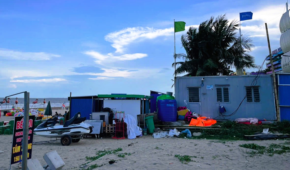 Chính quyền vào cuộc, lều quán vẫn tràn lan ở bãi biển nổi tiếng Thanh Hóa- Ảnh 2. Chính quyền vào cuộc, lều quán vẫn tràn lan ở bãi biển nổi tiếng Thanh Hóa- Ảnh 2.