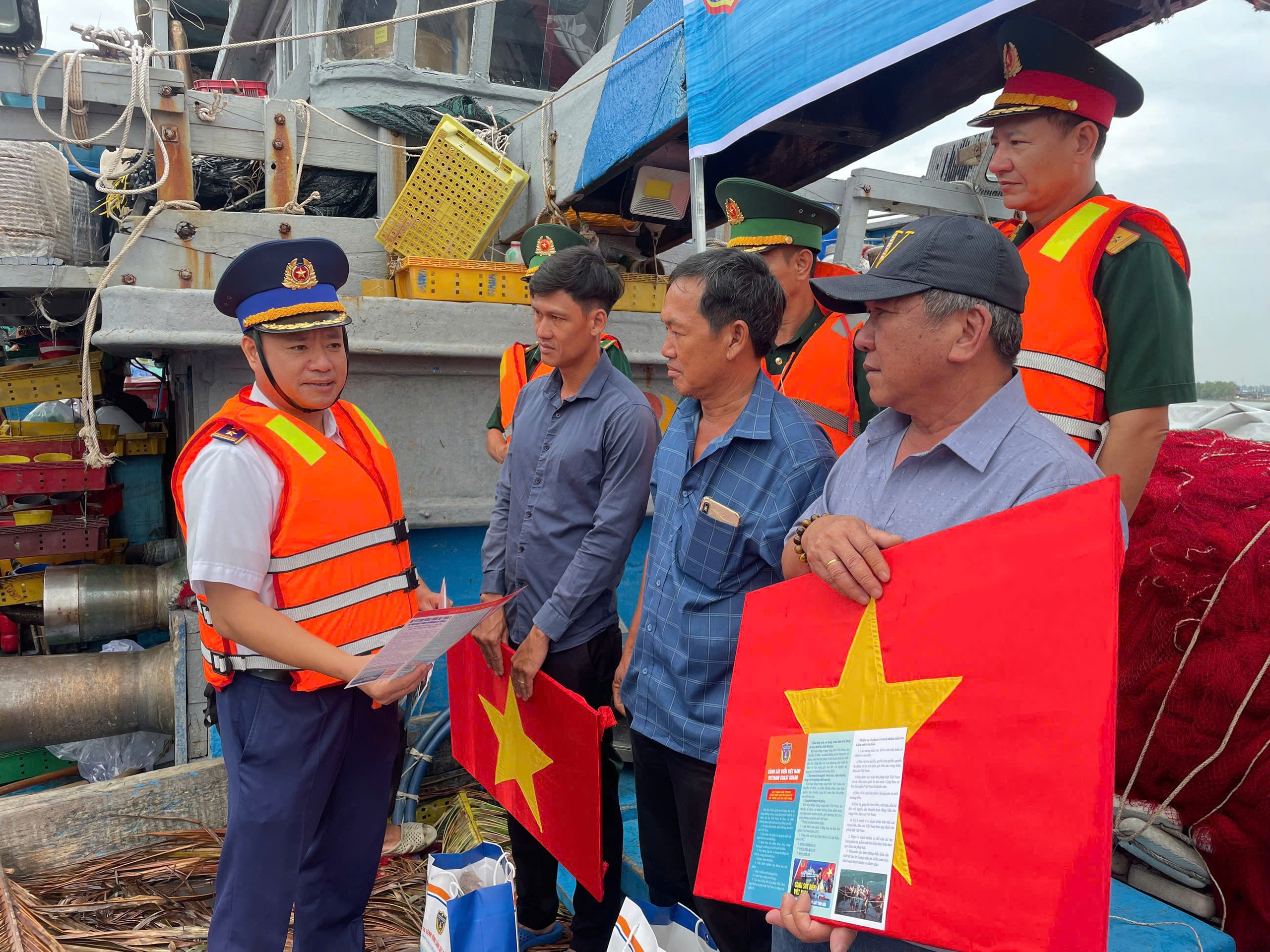 Tiếp sức ngư dân vươn khơi, giữ vững ngư trường - Ảnh 1.