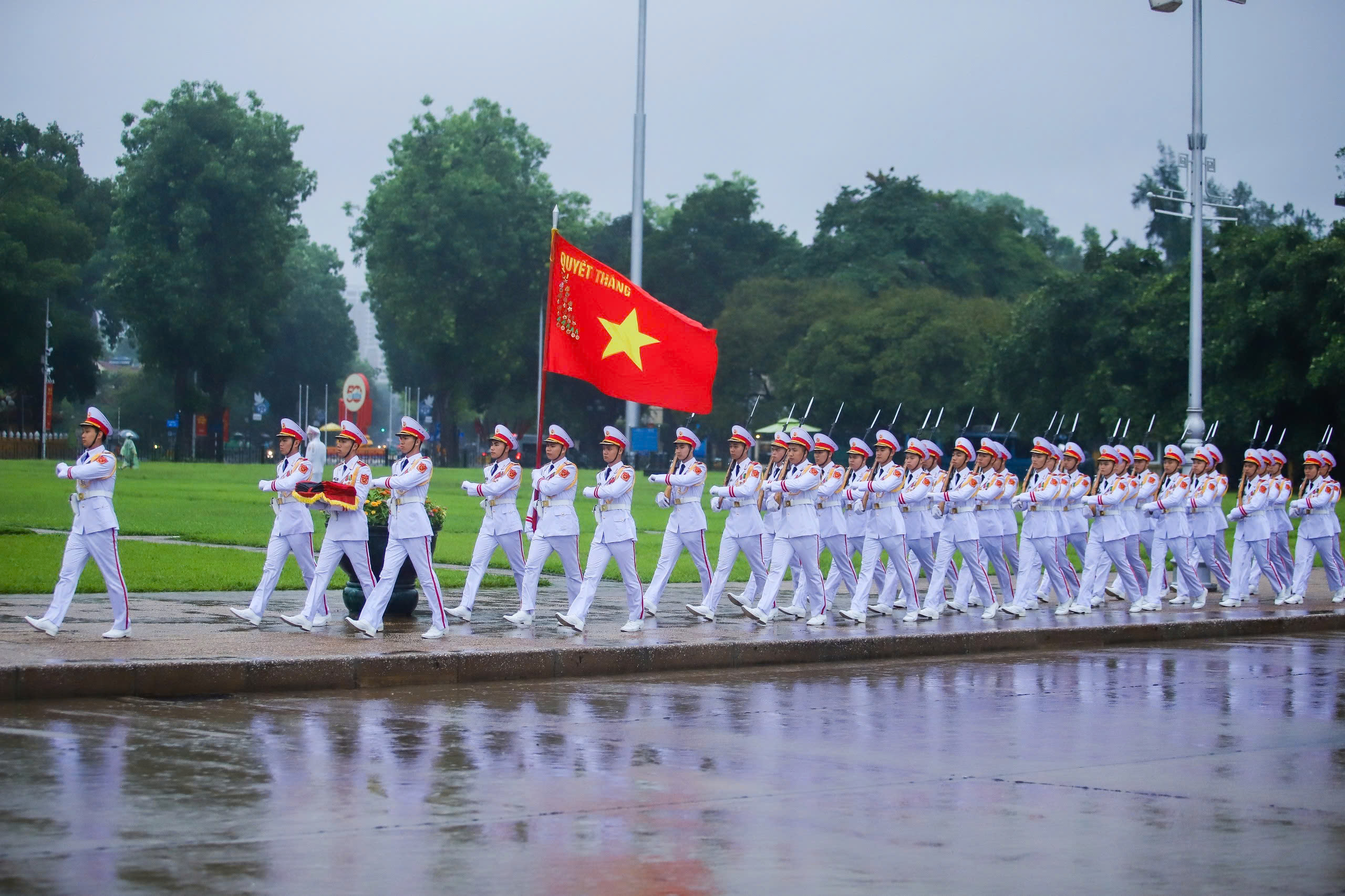 Lễ treo cờ rủ Quốc tang nguyên Chủ tịch nước Trần Đức Lương tại Quảng trường Ba Đình- Ảnh 1. Lễ treo cờ rủ Quốc tang nguyên Chủ tịch nước Trần Đức Lương tại Quảng trường Ba Đình- Ảnh 1.