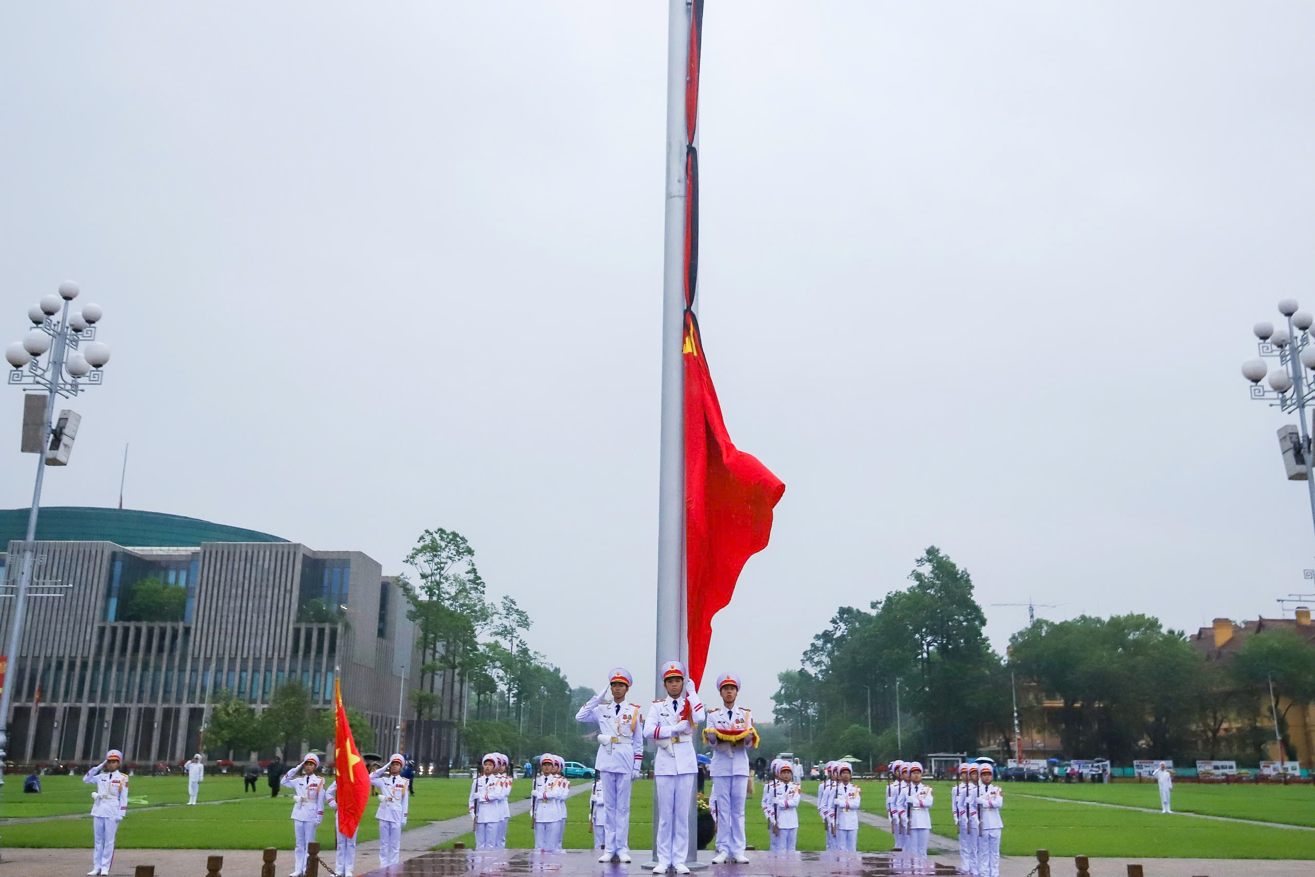 Lễ treo cờ rủ Quốc tang nguyên Chủ tịch nước Trần Đức Lương tại Quảng trường Ba Đình- Ảnh 9. Lễ treo cờ rủ Quốc tang nguyên Chủ tịch nước Trần Đức Lương tại Quảng trường Ba Đình- Ảnh 9.