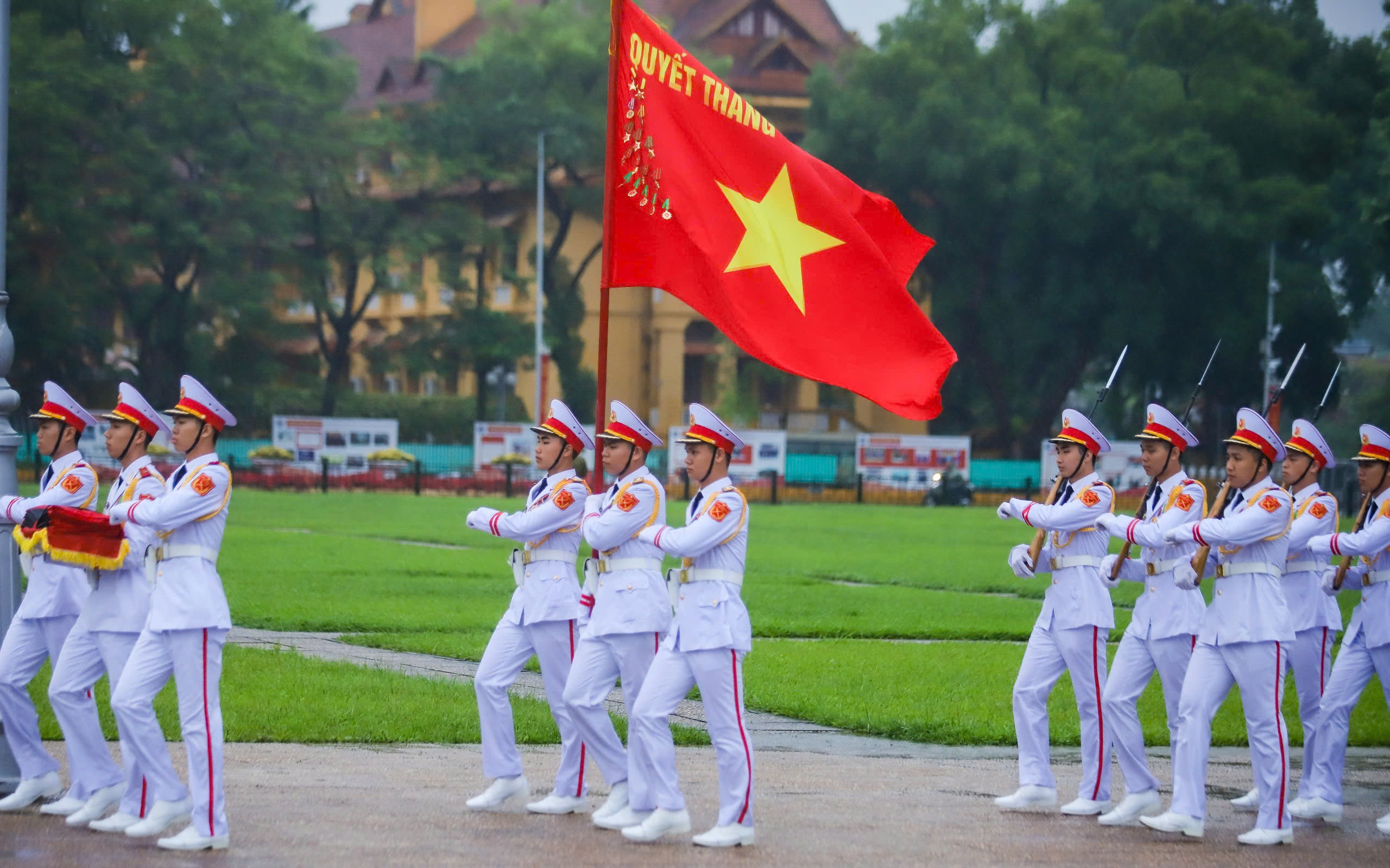 Lễ treo cờ rủ Quốc tang nguyên Chủ tịch nước Trần Đức Lương tại Quảng trường Ba Đình- Ảnh 2. Lễ treo cờ rủ Quốc tang nguyên Chủ tịch nước Trần Đức Lương tại Quảng trường Ba Đình- Ảnh 2.